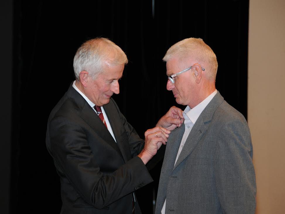 Bürgermeister Wilfried Berchtold ehrte das langjährige Vereinsmitglied des KPF Eugen Scherrer mit dem silbernen Verdienstzeichen.