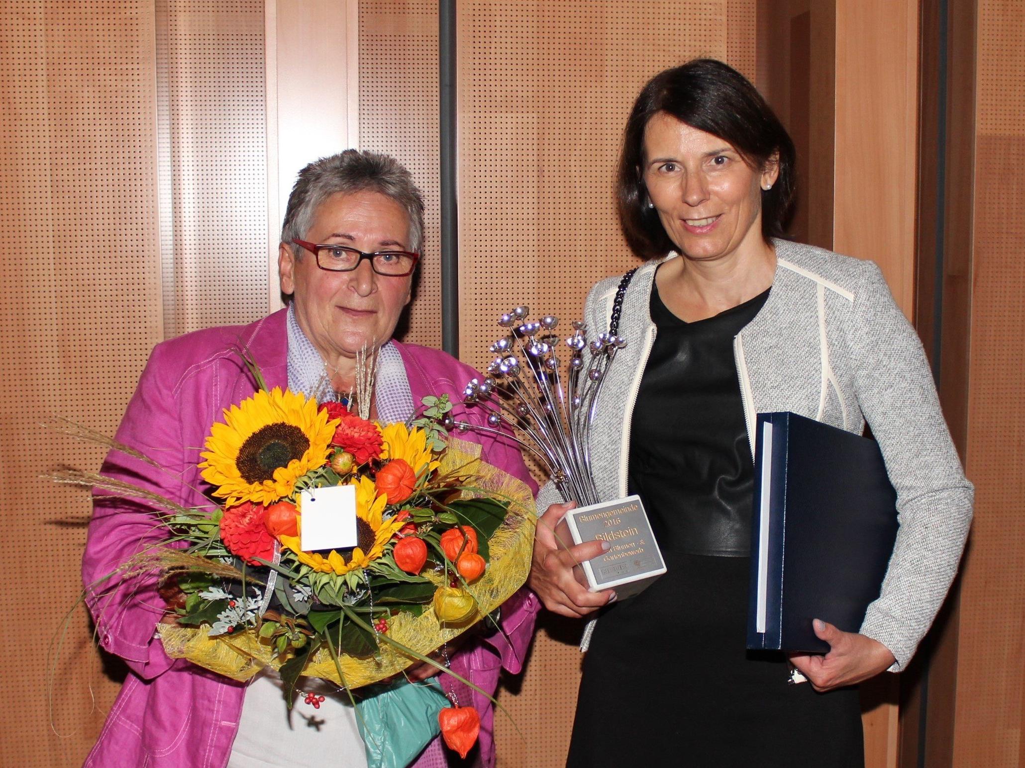 Elfriede Maurer und Bgm. Judith Schilling-Grabher freuen sich über die Auszeichnung.