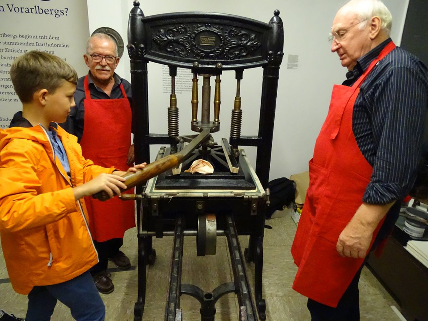 Drucken mit der historische Kniehebelpresse in der Buchdruck-Ausstellung „1616“. Drucken mit der historische Kniehebelpresse in der Buchdruck-Ausstellung „1616“.