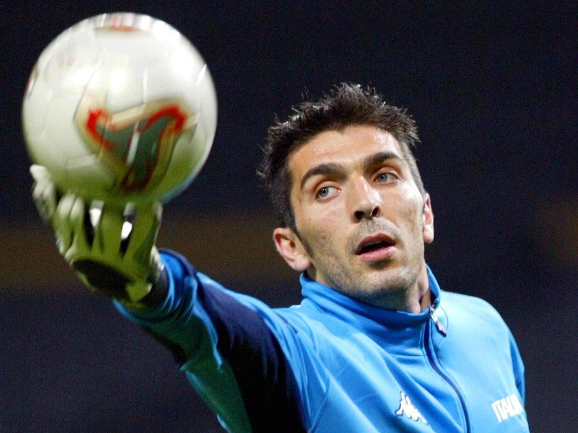 Der Torhüter Buffon absolvierte Ehrenrunde in Unterhosen. Der Torhüter Buffon absolvierte Ehrenrunde in Unterhosen.