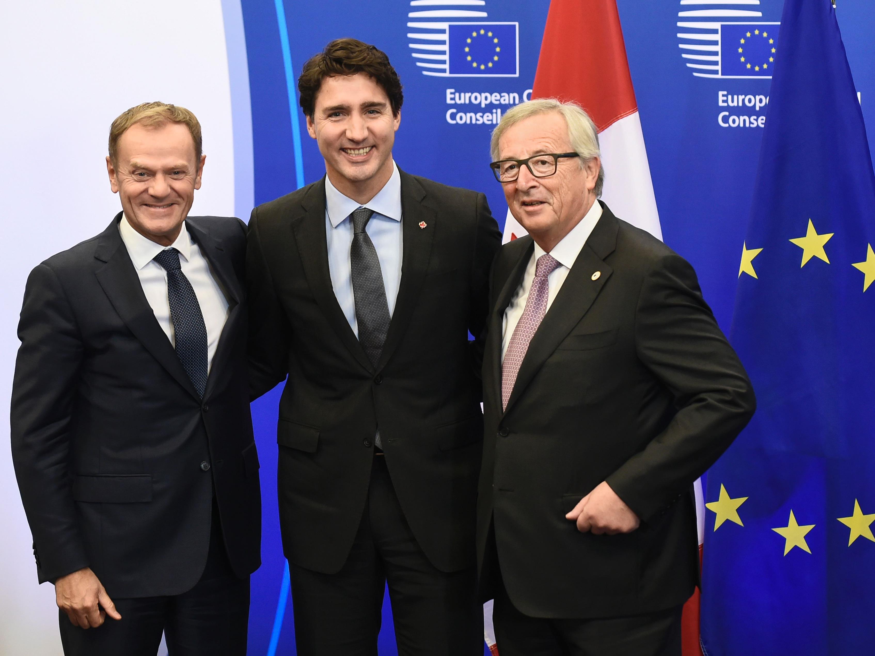 Tusk, Trudeau und Juncker vor der Unterzeichnung des CETA-Handelsabkommens.