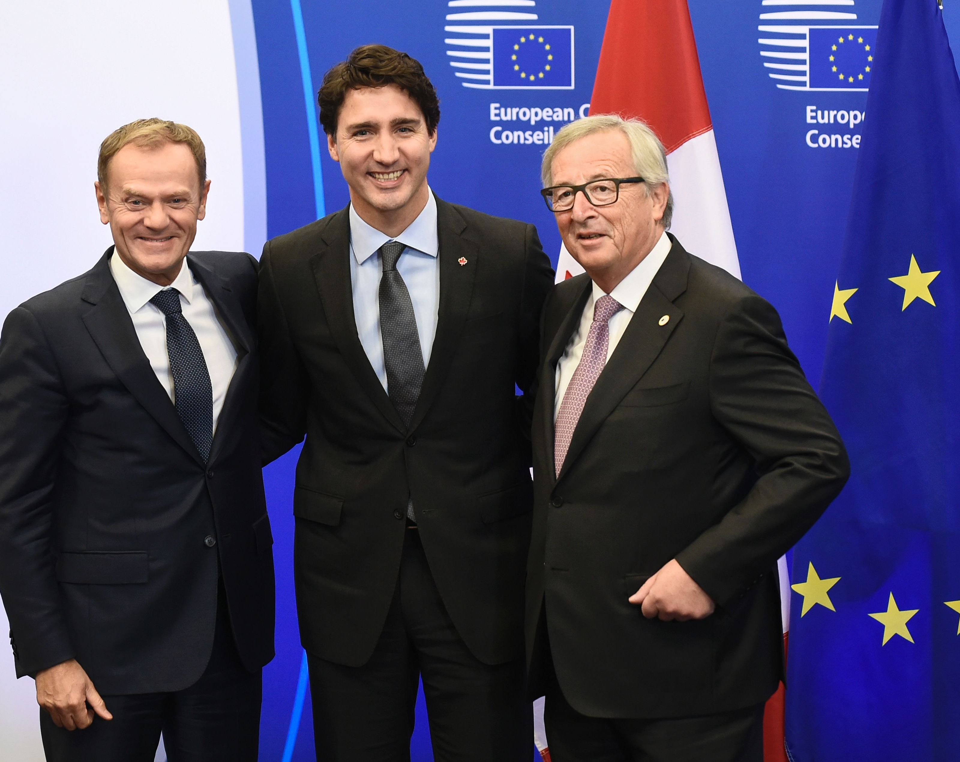 Tusk, Trudeau und Juncker vor der Unterzeichnung des CETA-Handelsabkommens. Tusk, Trudeau und Juncker vor der Unterzeichnung des CETA-Handelsabkommens.