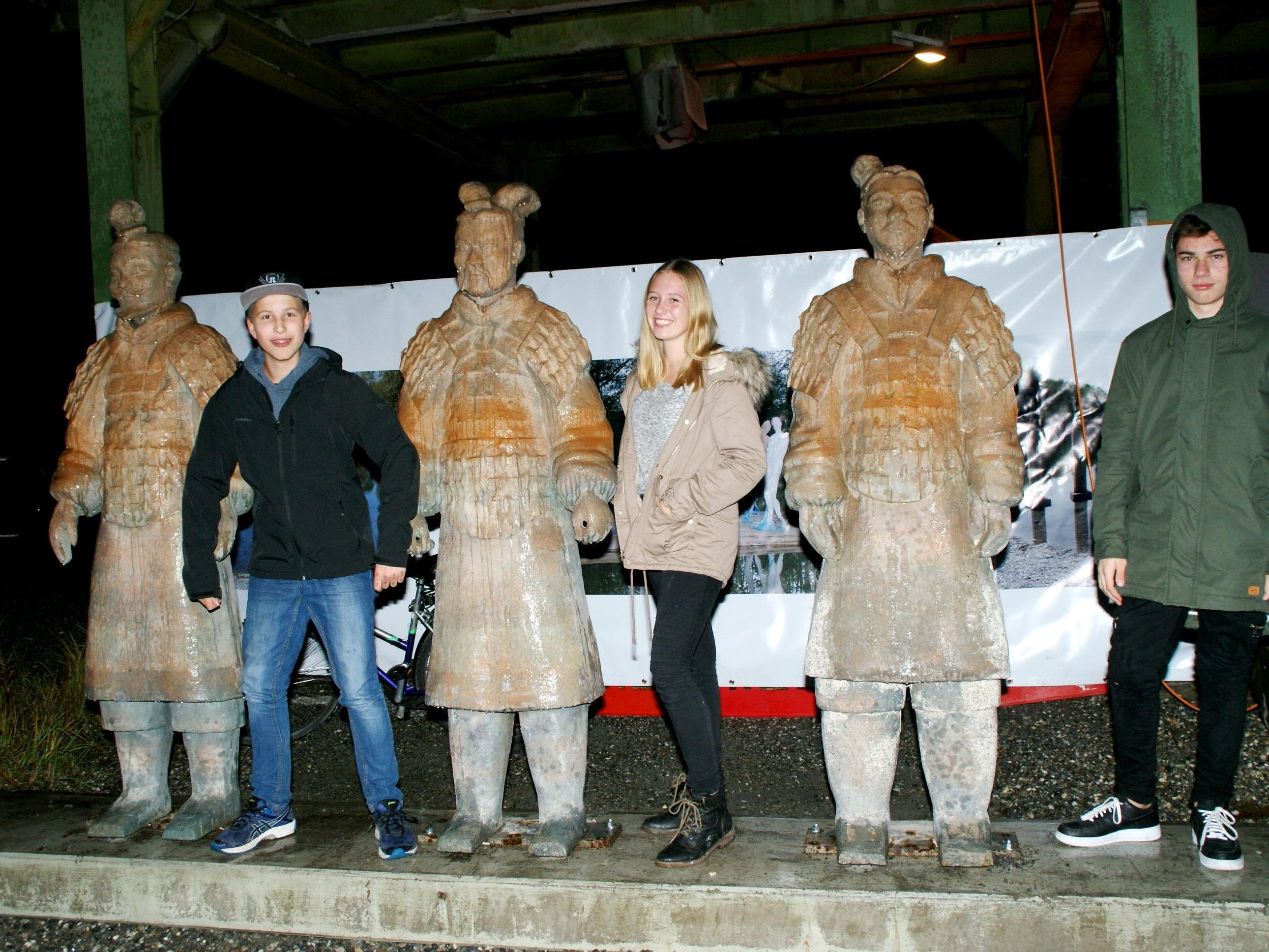 Laurin, Florian und Tabea bestaunten die lebensgroßen Skulpturen