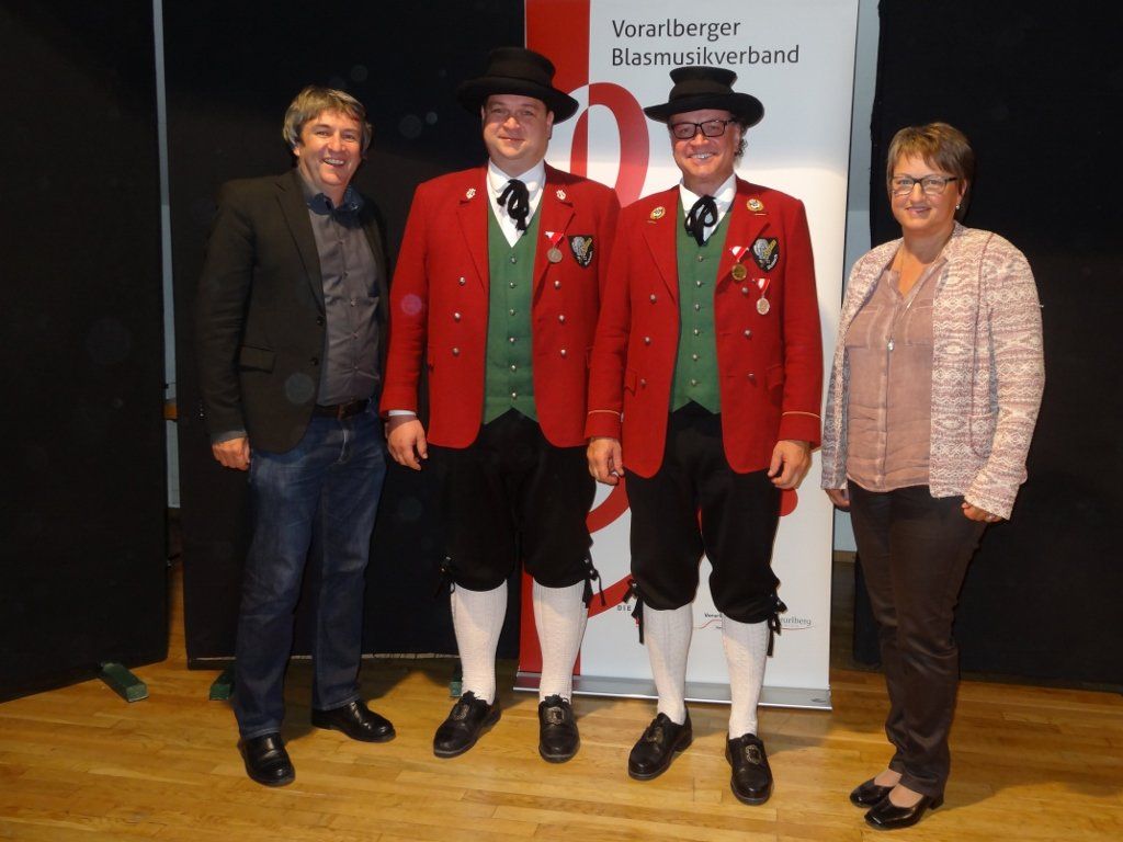 Die Jubilare Franz Dunkl und Kpm. Wolfgang Bachmann mit Bgm. Michael Tinkhauser und Obfrau Renate Meyer Die Jubilare Franz Dunkl und Kpm. Wolfgang Bachmann mit Bgm. Michael Tinkhauser und Obfrau Renate Meyer