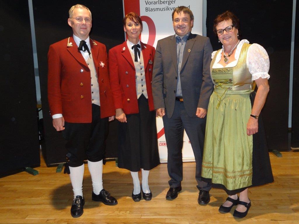 Gratulation an die Jubilare Andrea Kräutler und Markus Thöny (Mitte), Kpm. Mag. Helmut Schuler und Vize-Bgm. Eva Nicoulssi