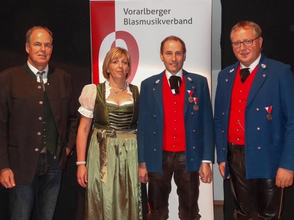 Jubilar Peter Pichler mit Gattin Dagmar, Bgm. Florian Morscher und Kpm. Thomas Maier.