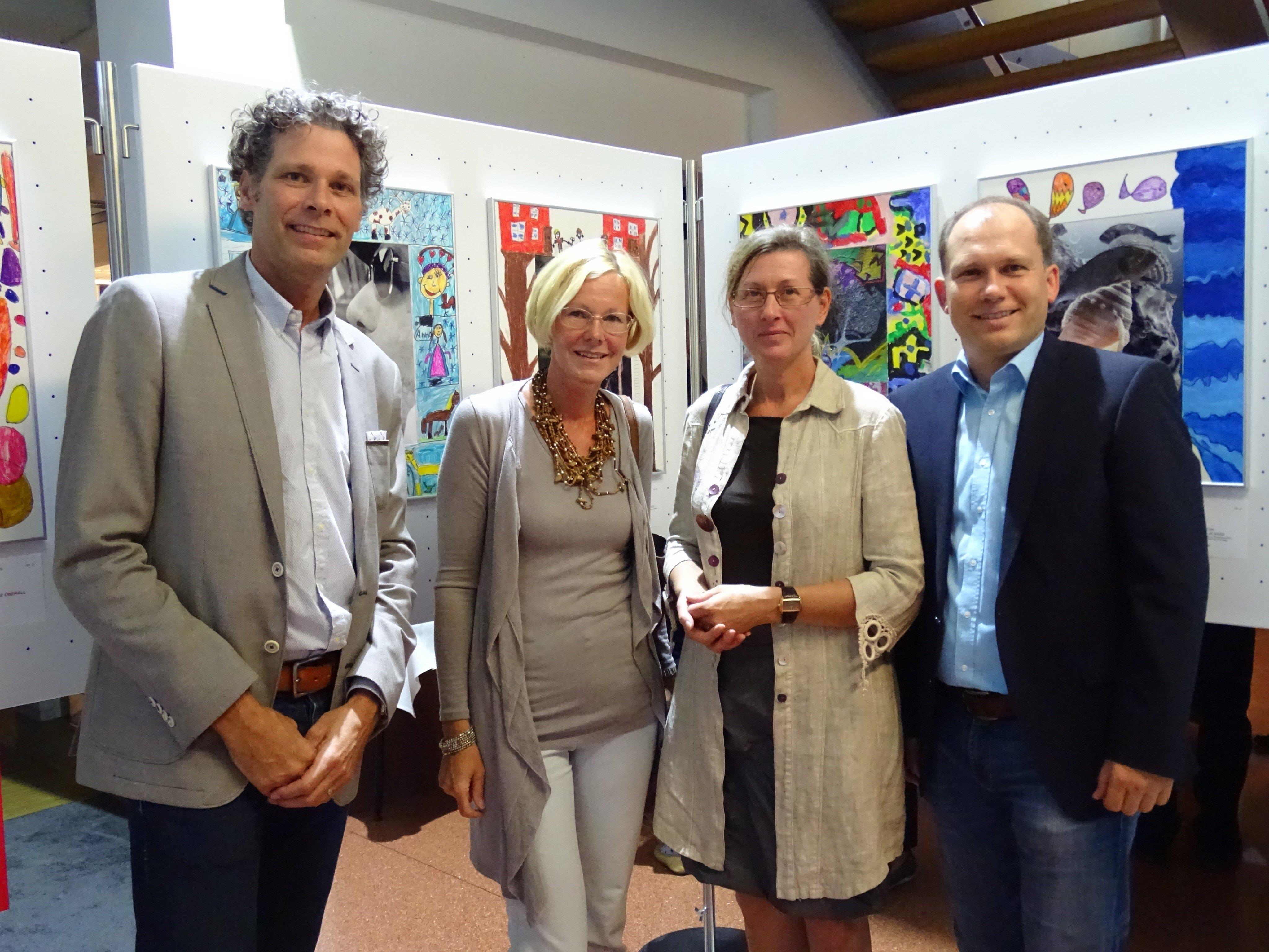 Waren begeistert von den kreativen Ideen: Fotoklub-Obmann Roland Huffnagel, Wilka Müller, Olga Friesenecker und BM Peter Neier (v.l.).