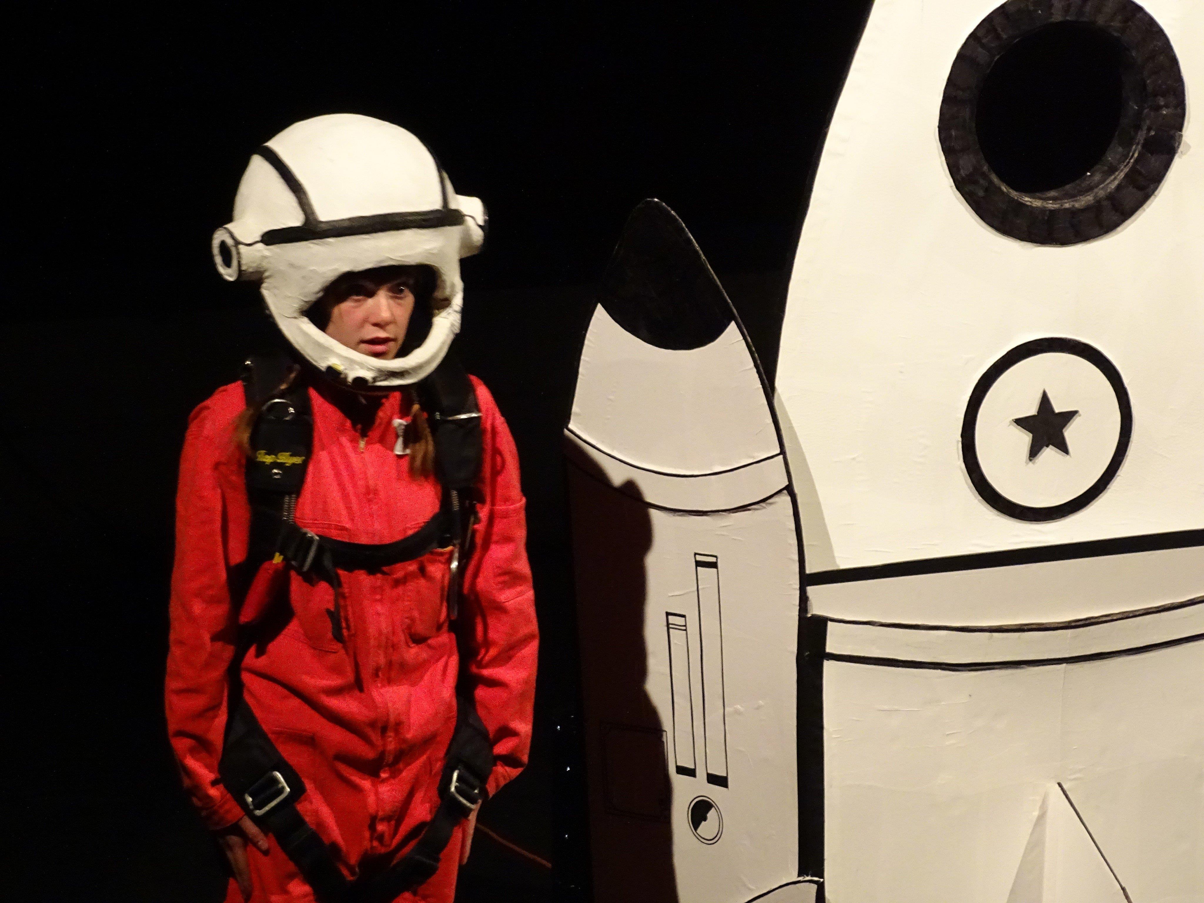 Kosmonautin Walentina nimmt das Publikum mit auf eine Reise durch ihr Leben.