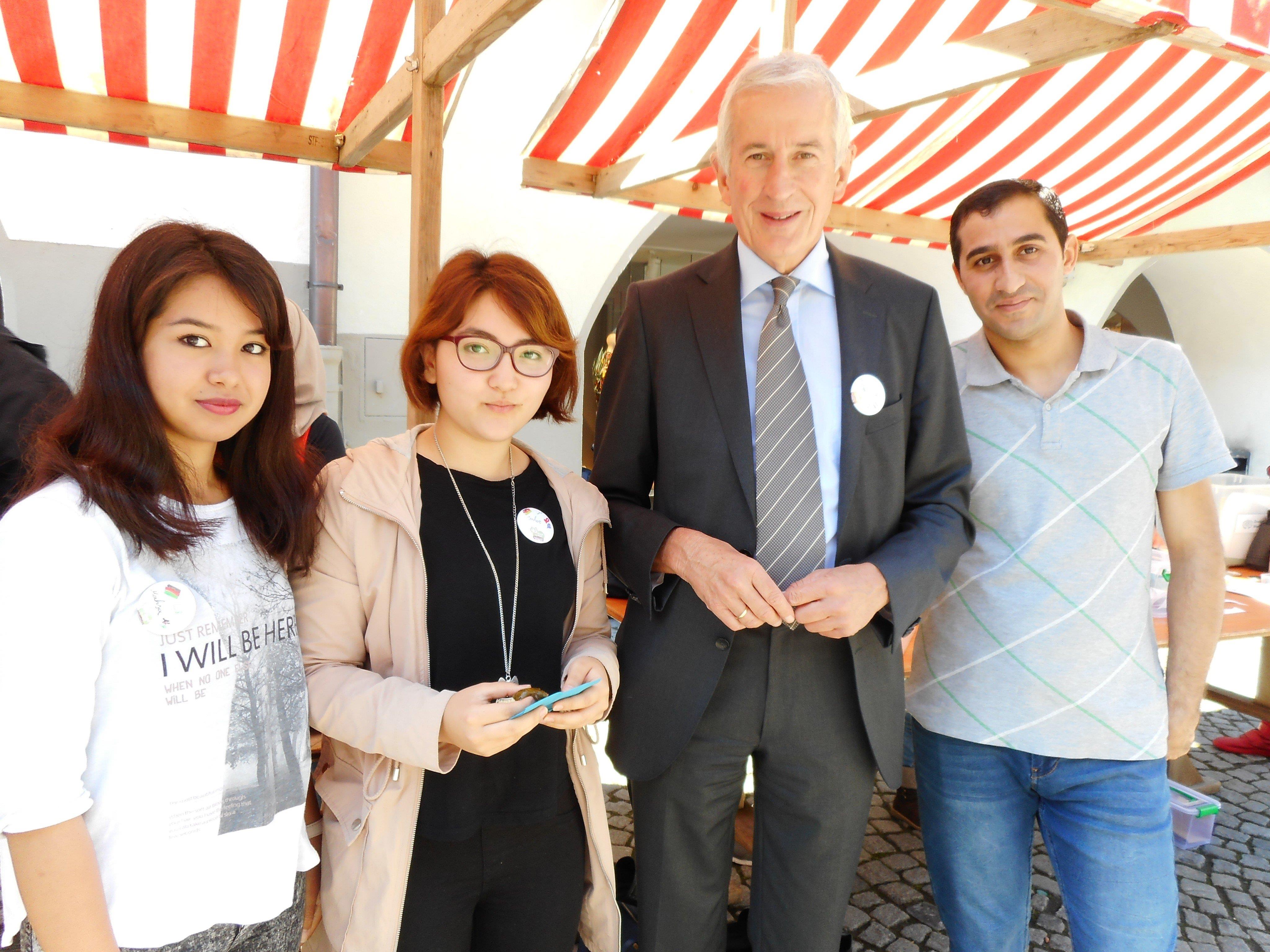 Bürgermeister Wilfried Berchtold mit Mahsa, Sahar und Hossam in der Marktgasse anlässlich des "Langen Tags der Flucht".