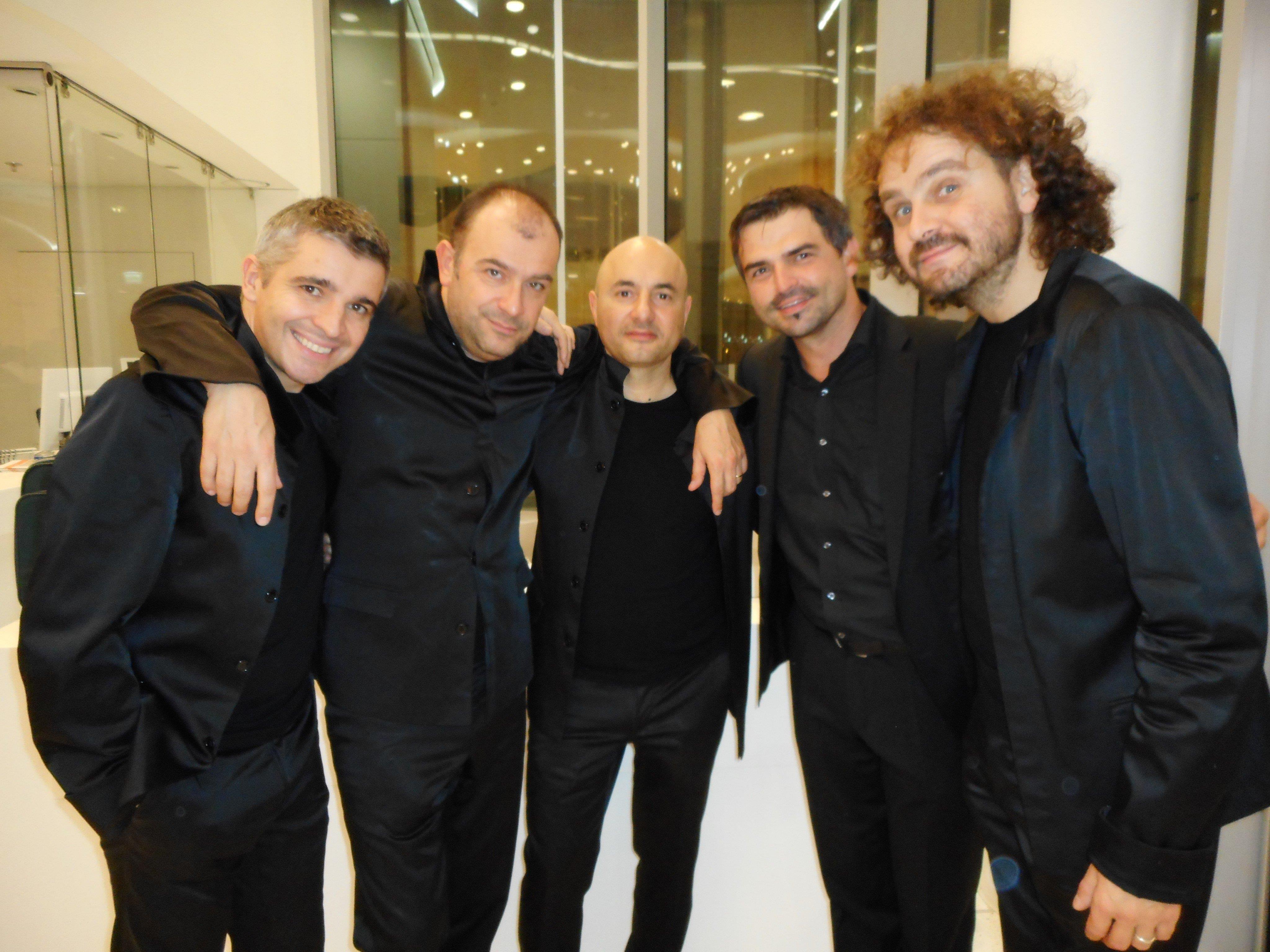 4/5 des Gomalan Brass Quintetts: Marco Braito, Nilo Caracristi, Gianluca Scipioni und Marco Pierobon mit dem Kapellmeister des MVA, Markus Lins (2. von rechts).
