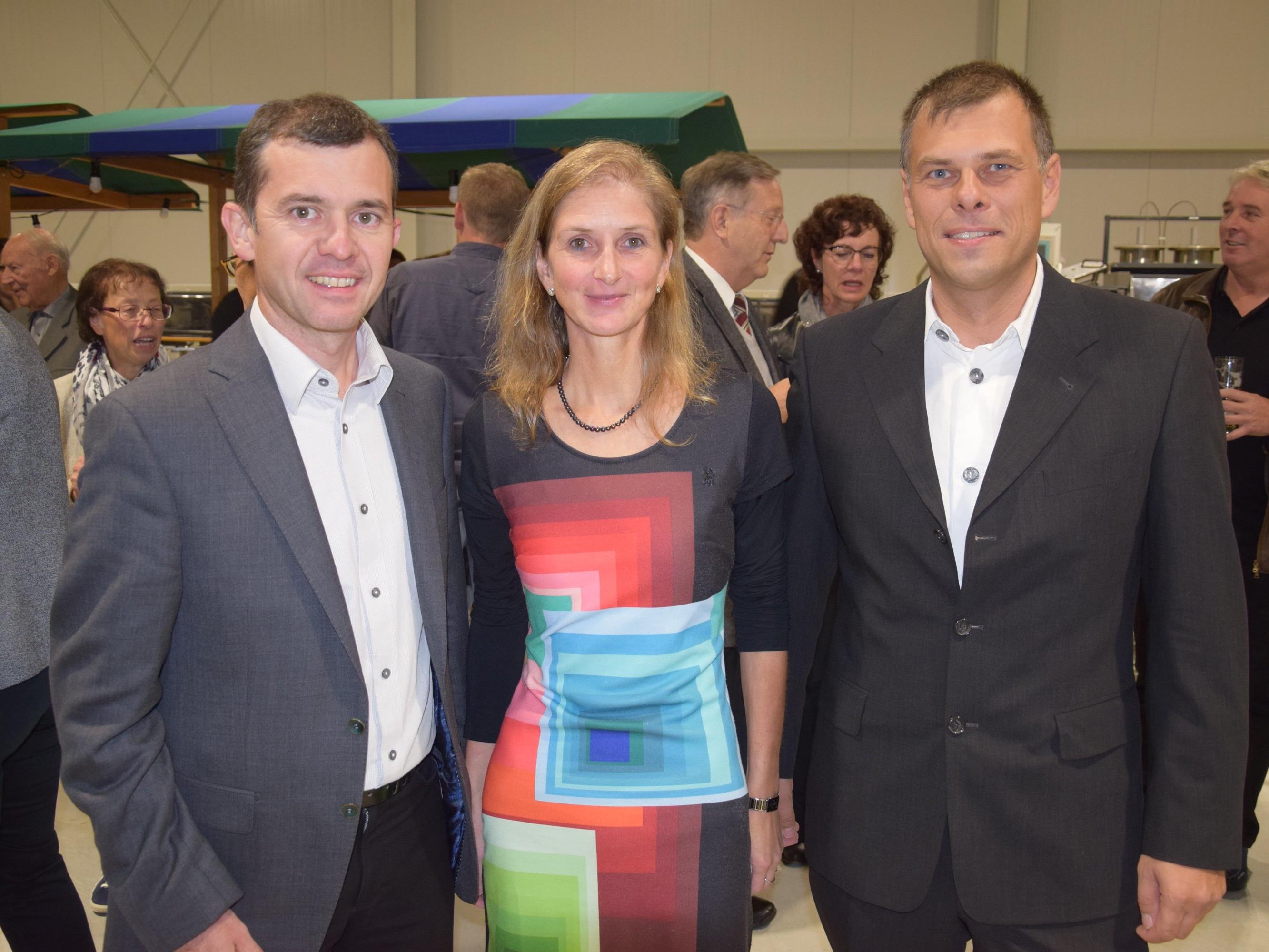 v.l.n.r. Bürgermeister Martin Summer gratuliert Gabi und Johannes Thurnher zur Erweiterung des Betriebes