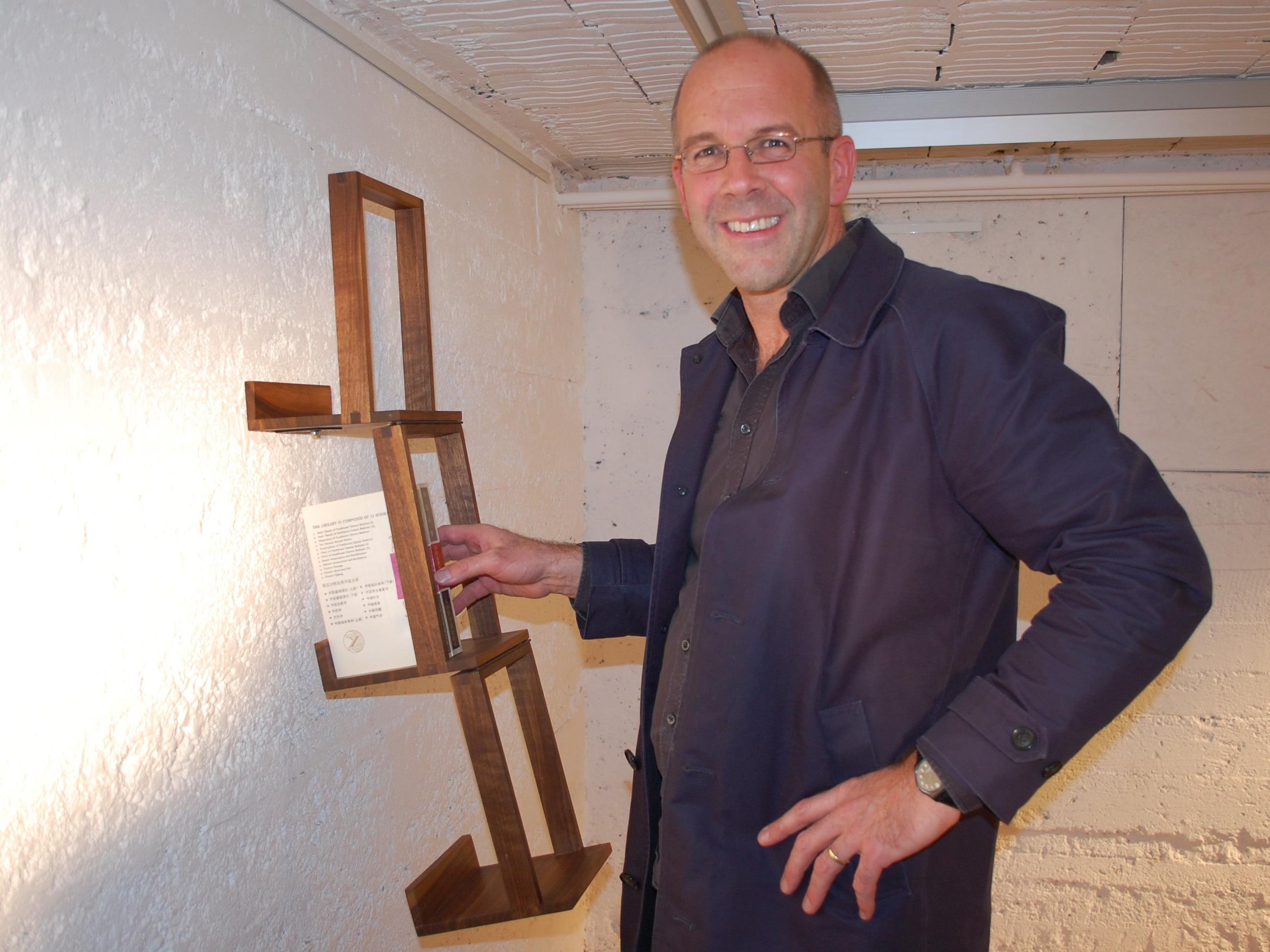 Galeriebetreiber Johann Trippolt freute sich erstmals einen Designkünstler in der MAP Kellergalerie zu begrüßen.