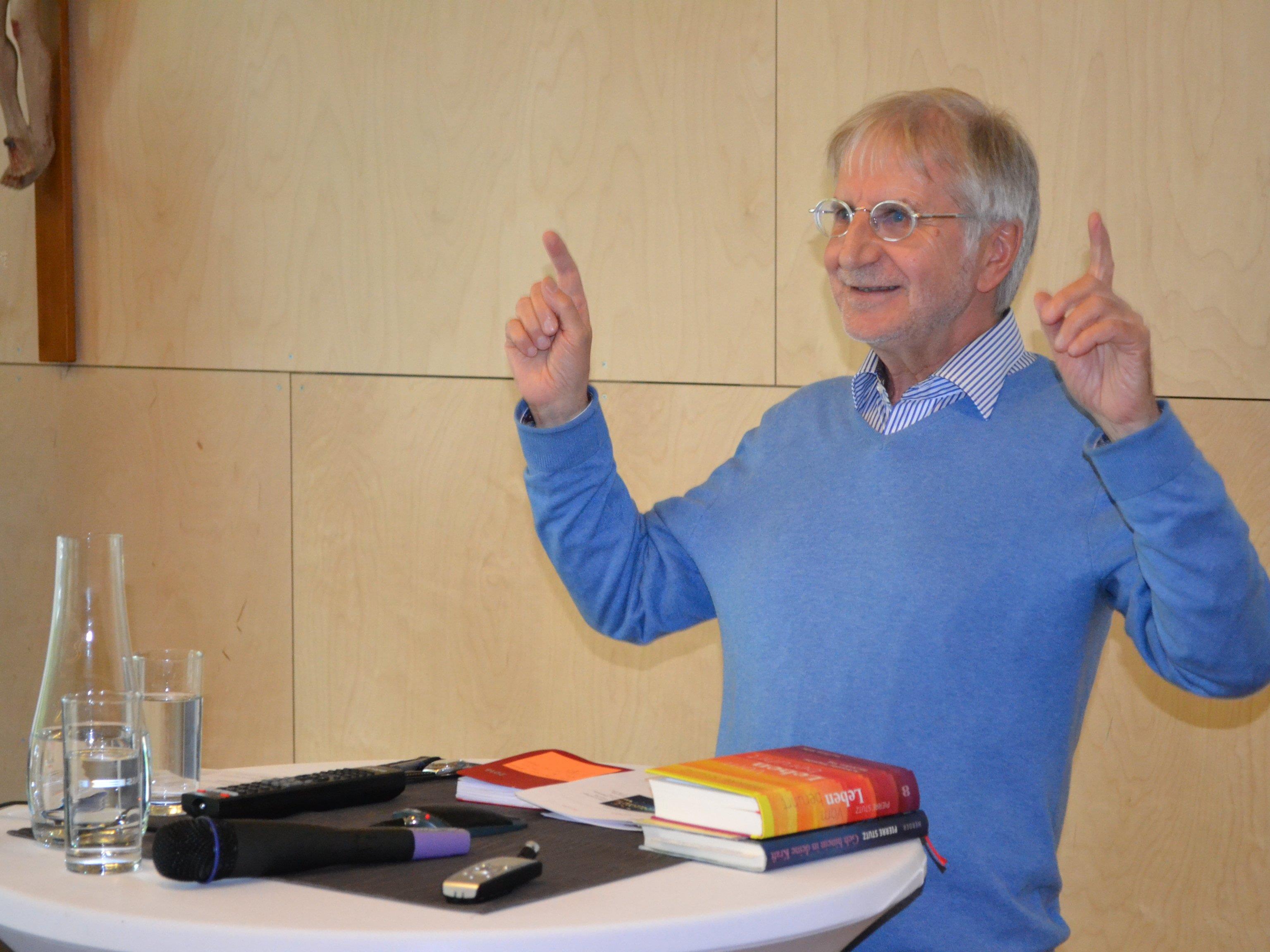 Der Schweizer Theologe und Autor Pierre Stutz weiß sein Publikum zu faszinieren.
