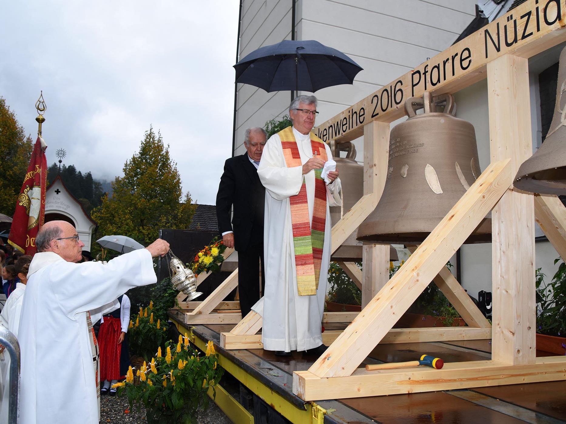 Glockenweihe in der Pfarrgemeinde Nüziders: Pfarrer Karl Bleiberschnigg und Generalvikar Rudolf Bischof mit dem neuen Geläute.