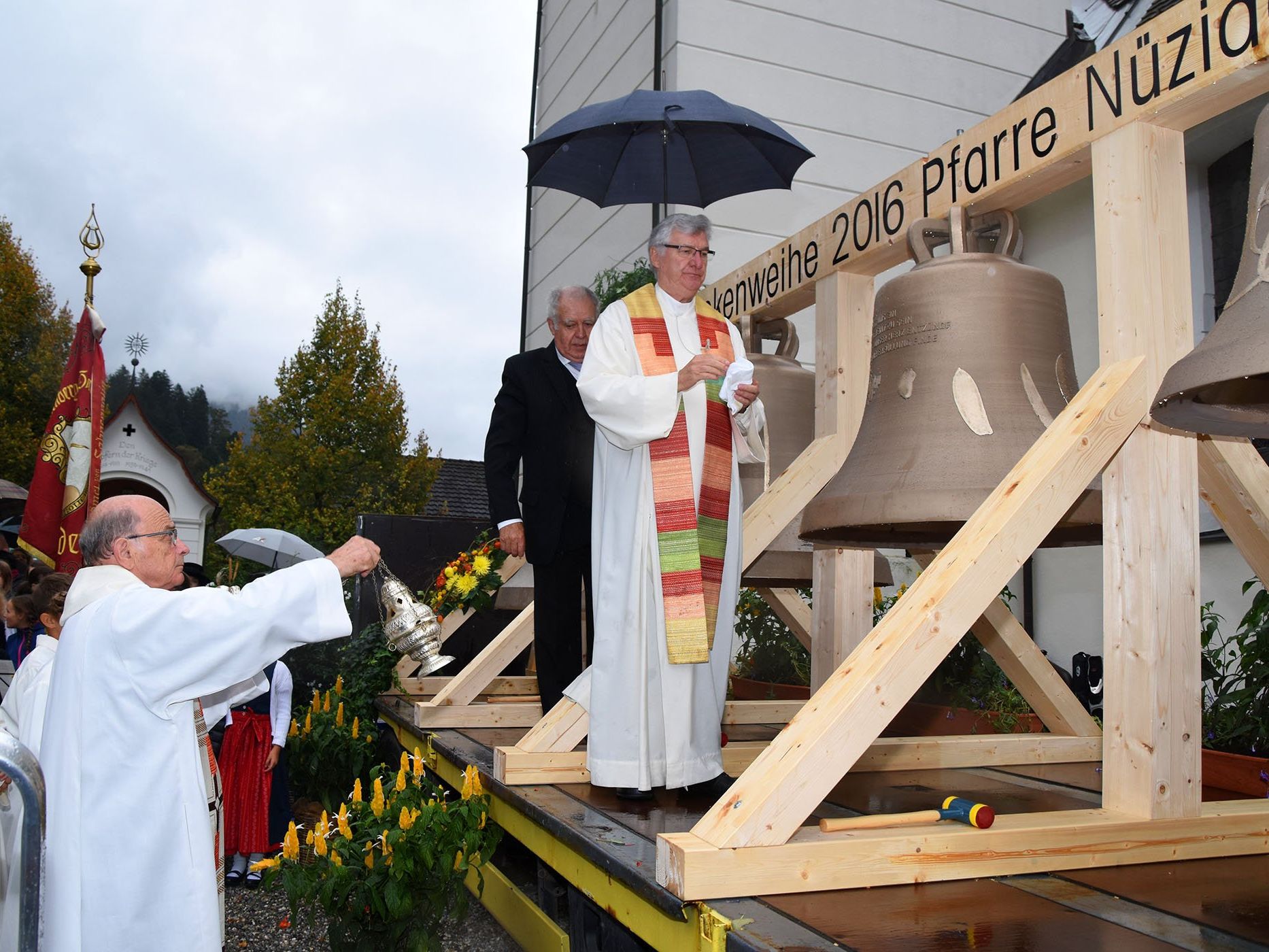 Glockenweihe in der Pfarrgemeinde Nüziders: Pfarrer Karl Bleiberschnigg und Generalvikar Rudolf Bischof mit dem neuen Geläute. Glockenweihe in der Pfarrgemeinde Nüziders: Pfarrer Karl Bleiberschnigg und Generalvikar Rudolf Bischof mit dem neuen Geläute.