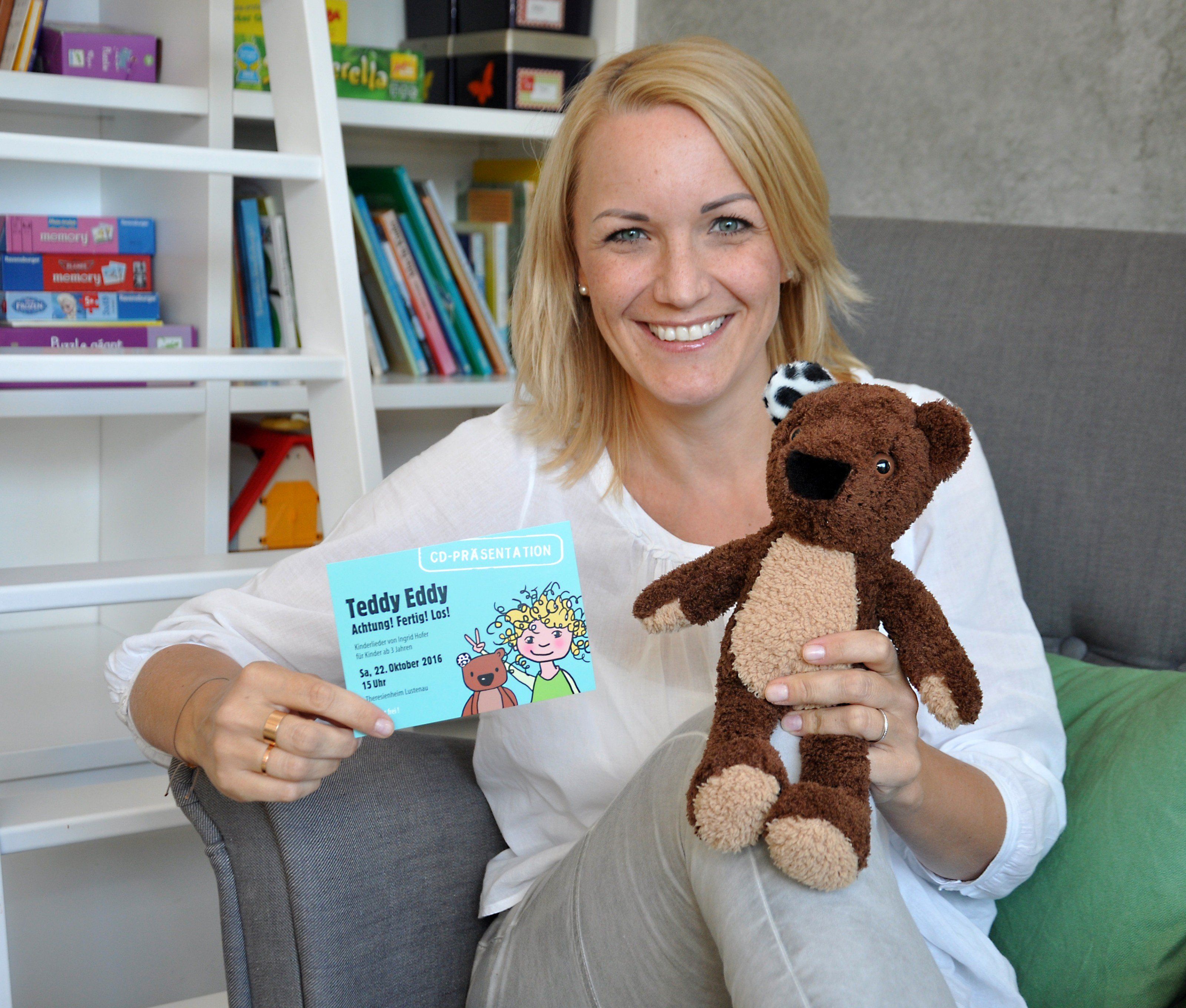„Teddy Eddy – Achtung! Fertig! Los!“ heißt Ingrid Hofers erste CD mit Mitmach-Liedern für Kinder ab drei Jahren. „Teddy Eddy – Achtung! Fertig! Los!“ heißt Ingrid Hofers erste CD mit Mitmach-Liedern für Kinder ab drei Jahren.