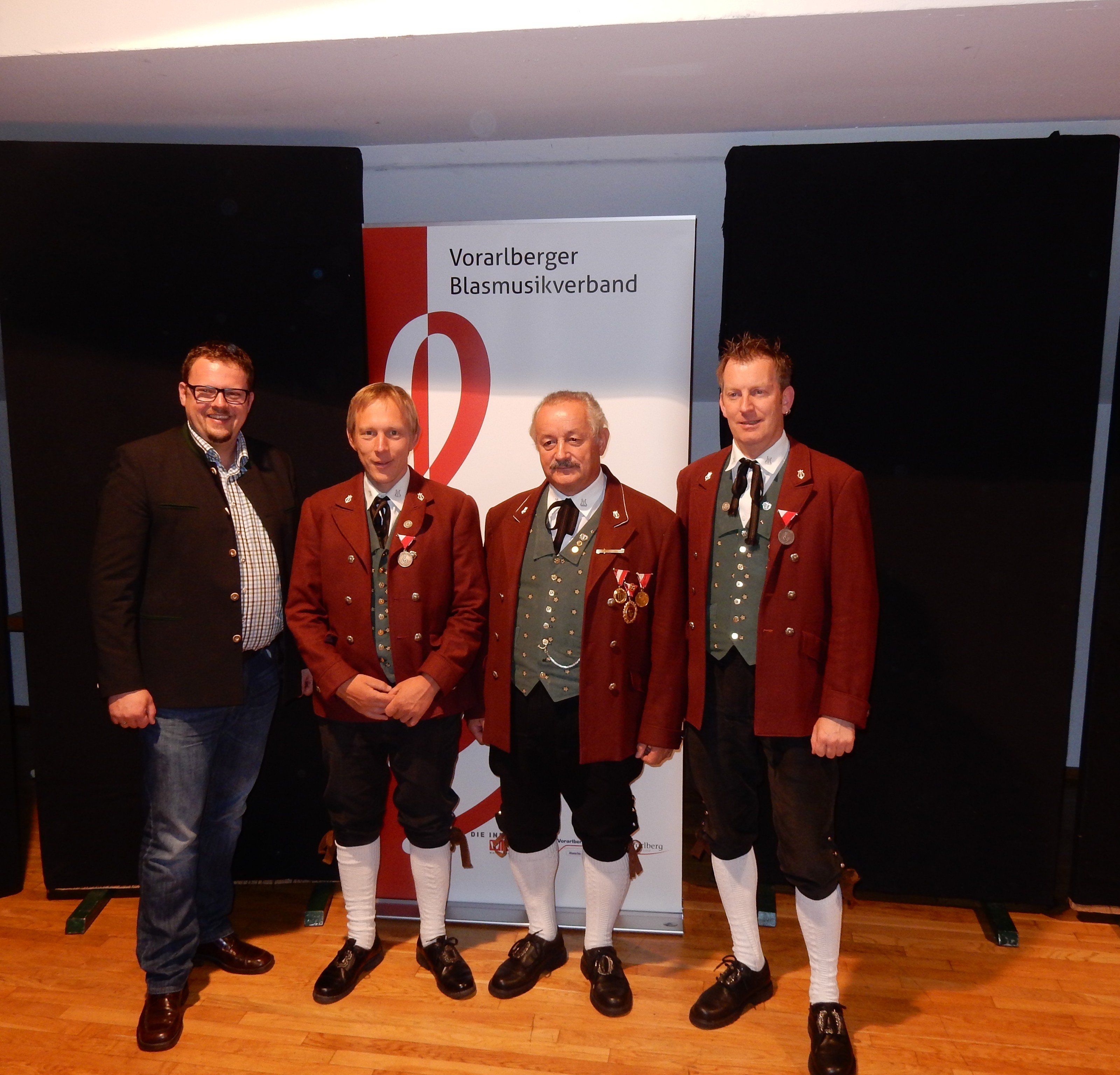 v.li.: Bgm. Matthias Luger, Bernhard Vierhauser, Willi Bitschnau und Gerhard Walch v.li.: Bgm. Matthias Luger, Bernhard Vierhauser, Willi Bitschnau und Gerhard Walch