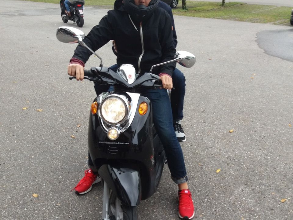 Die 6.b des Gymnasiums Bregenz-Blumenstraße beim "Abgastest" Die 6.b des Gymnasiums Bregenz-Blumenstraße beim "Abgastest"