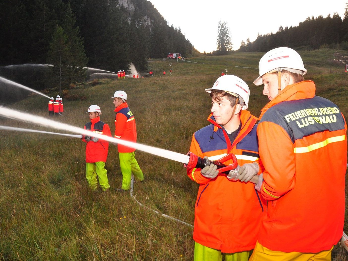 Die Feuerwehrjugend des Bezirks Dornbirn übte gemeinsam in Schuttannen. Die Feuerwehrjugend des Bezirks Dornbirn übte gemeinsam in Schuttannen.