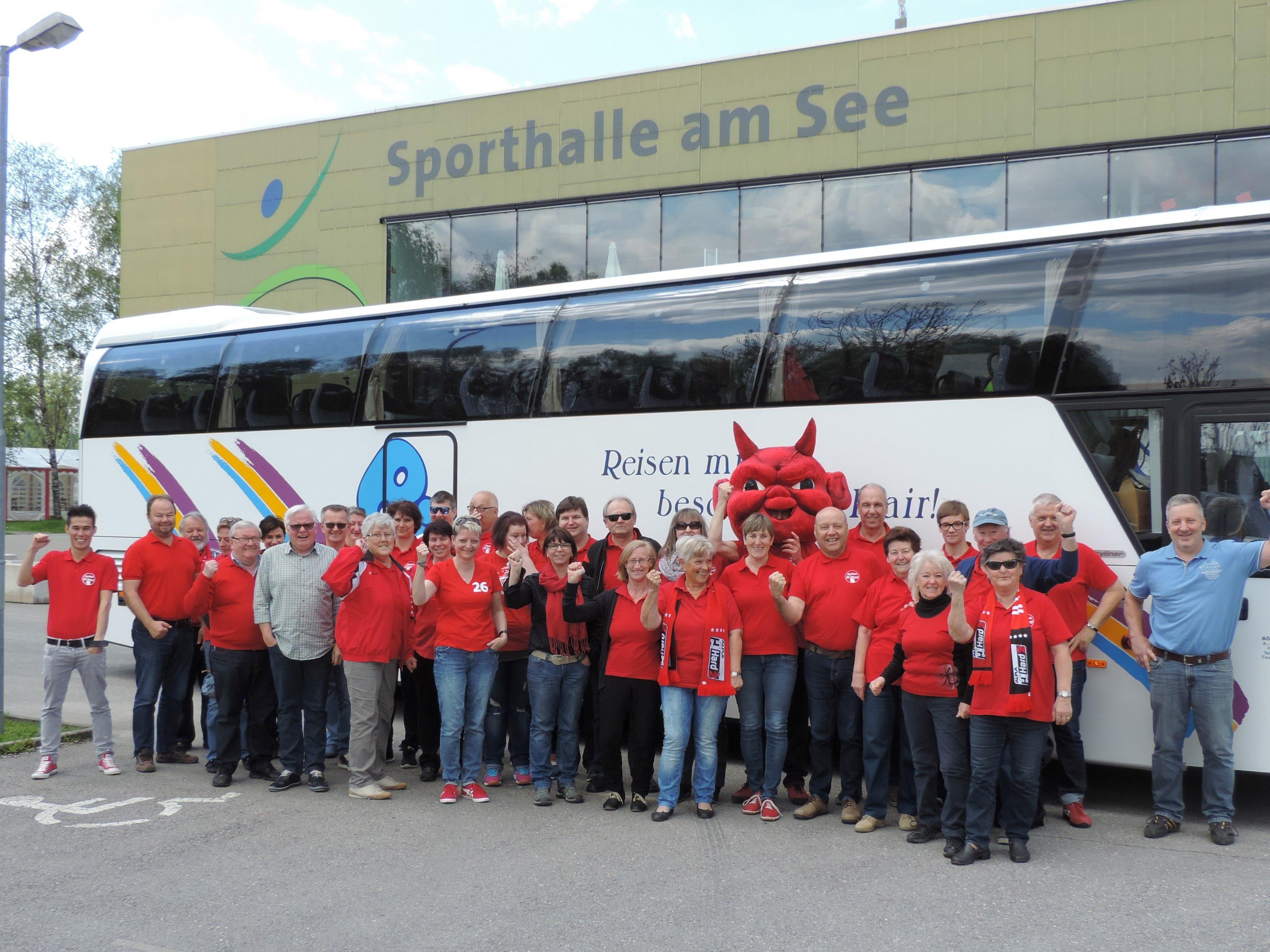 Der Fanclub der Roten Teufel feuert sein Team auch bei Auswärtsspielen in der Handball Liga Austria an.