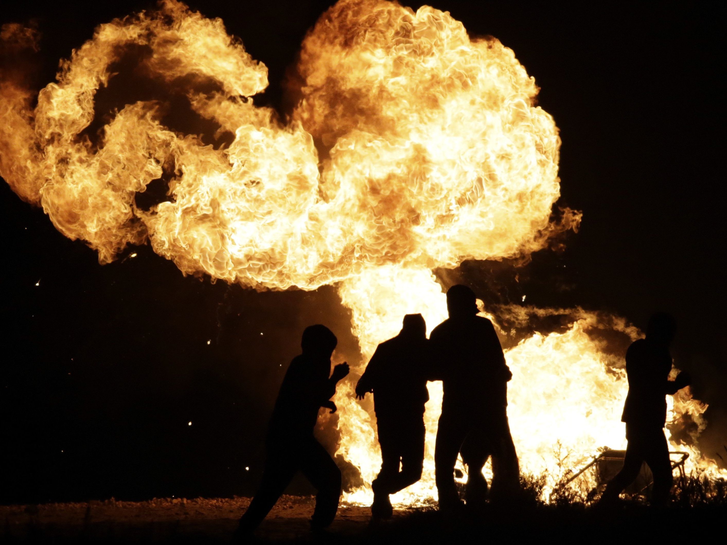 Das Flüchtlingslager in Calais wird heute geräumt. In der Nacht gab es erneut Zusammenstöße zwischen Migranten und Sicherheitskräften. Das Flüchtlingslager in Calais wird heute geräumt. In der Nacht gab es erneut Zusammenstöße zwischen Migranten und Sicherheitskräften.