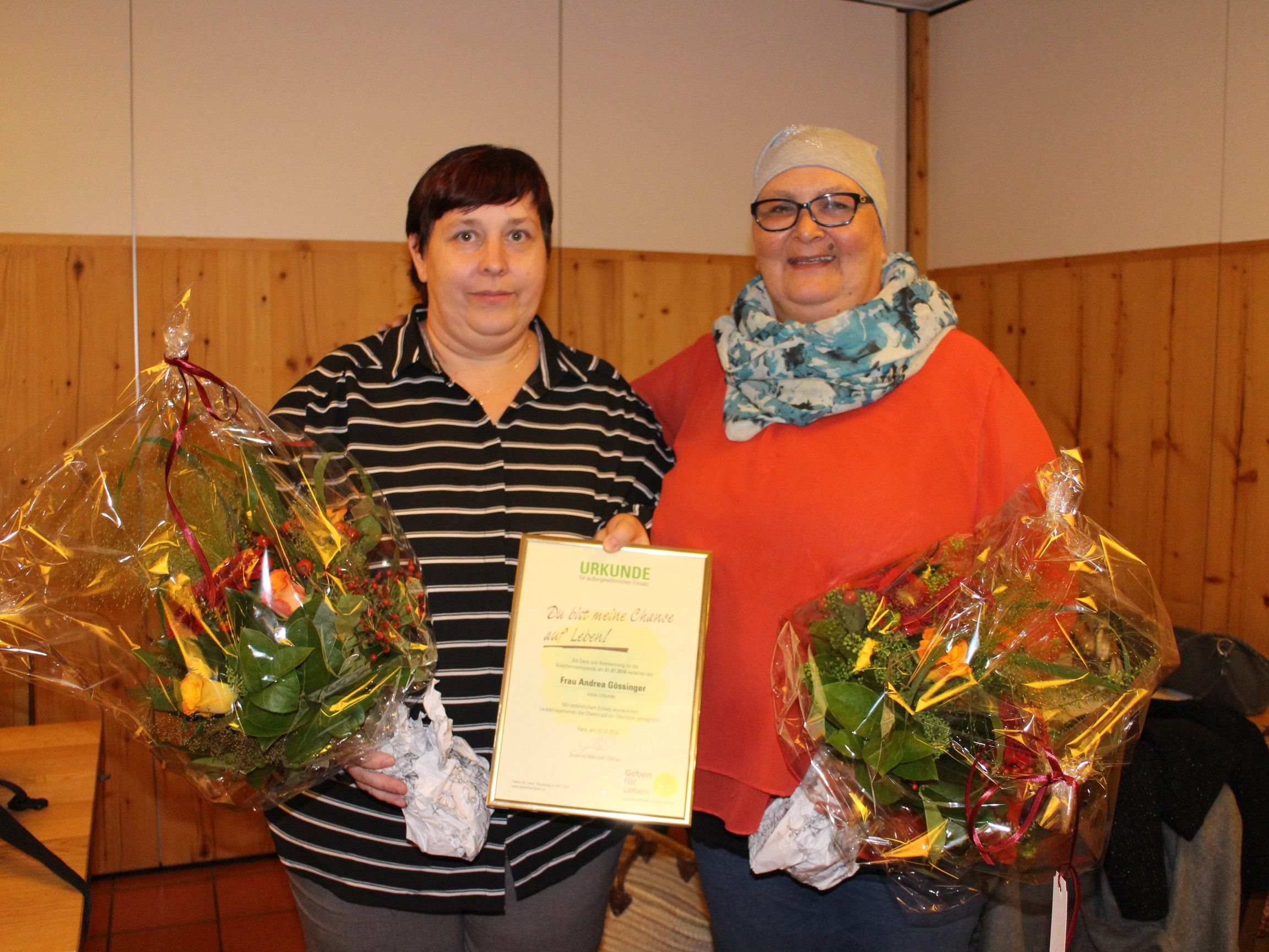 Andrea Gössinger (li.) wurde als Retterin ihrer Schwester Karin Salcher (r.) geehrt. Andrea Gössinger (li.) wurde als Retterin ihrer Schwester Karin Salcher (r.) geehrt.
