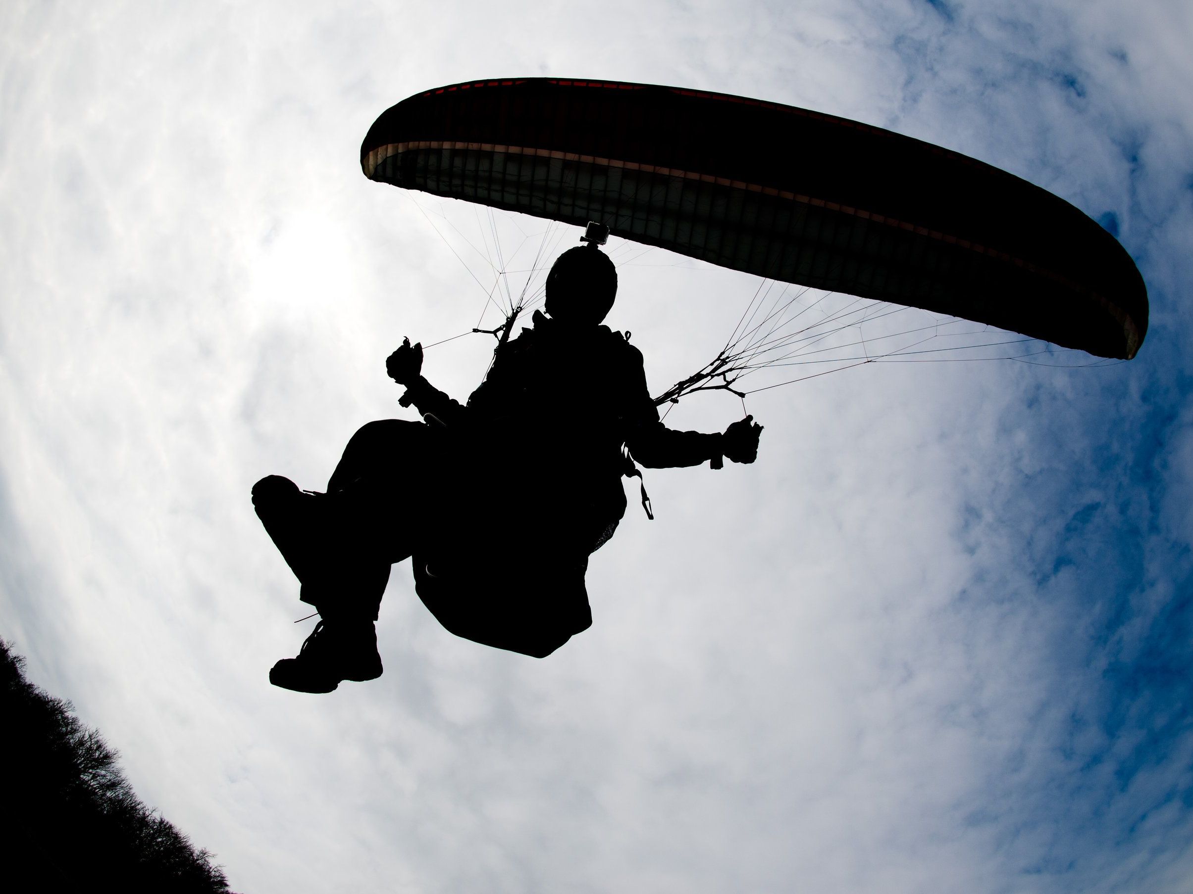 Gleitschirmpiloten gelten laut OGH bis zum Bodenkontakt als Luftfahrzeugführer. Gleitschirmpiloten gelten laut OGH bis zum Bodenkontakt als Luftfahrzeugführer.