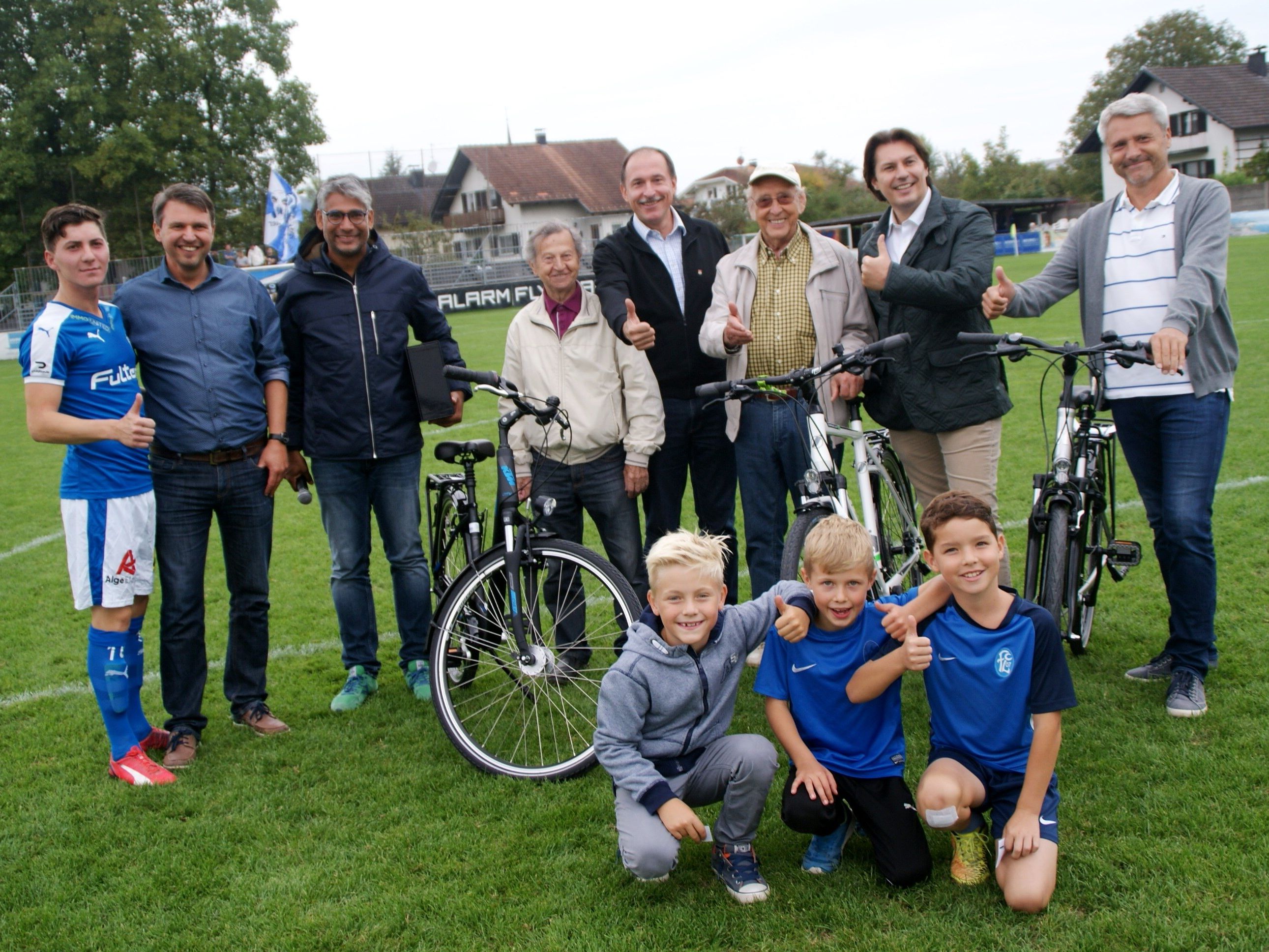 Die glücklichen Gewinner präsentieren ihre neuen Fahrräder