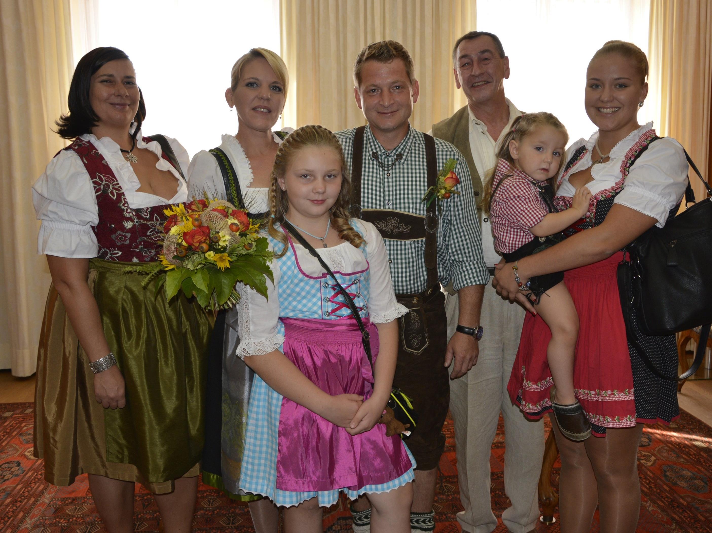 Das Brautpaar mit den Kindern und Trauzeugen bei der standesamtlichen Trauung in Dornbirn.