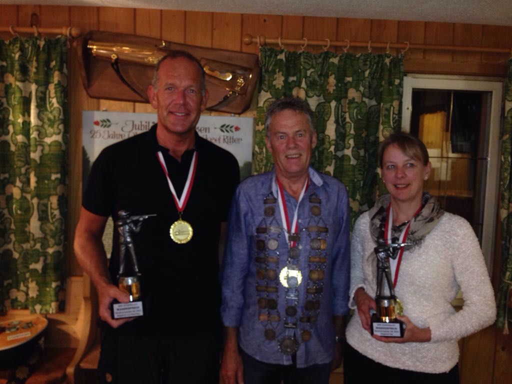 Im Bild v.l.n.r. Vereinsmeister Walter Egender, Schützenkönig Mink Feuerstein und Vereinsmeisterin Waltraud Metzler Im Bild v.l.n.r. Vereinsmeister Walter Egender, Schützenkönig Mink Feuerstein und Vereinsmeisterin Waltraud Metzler