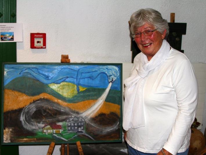 Die „zugeraste“ Gurtner Künstlerin Gisela Meier vor ihrem Bild „Föhnhexe“.