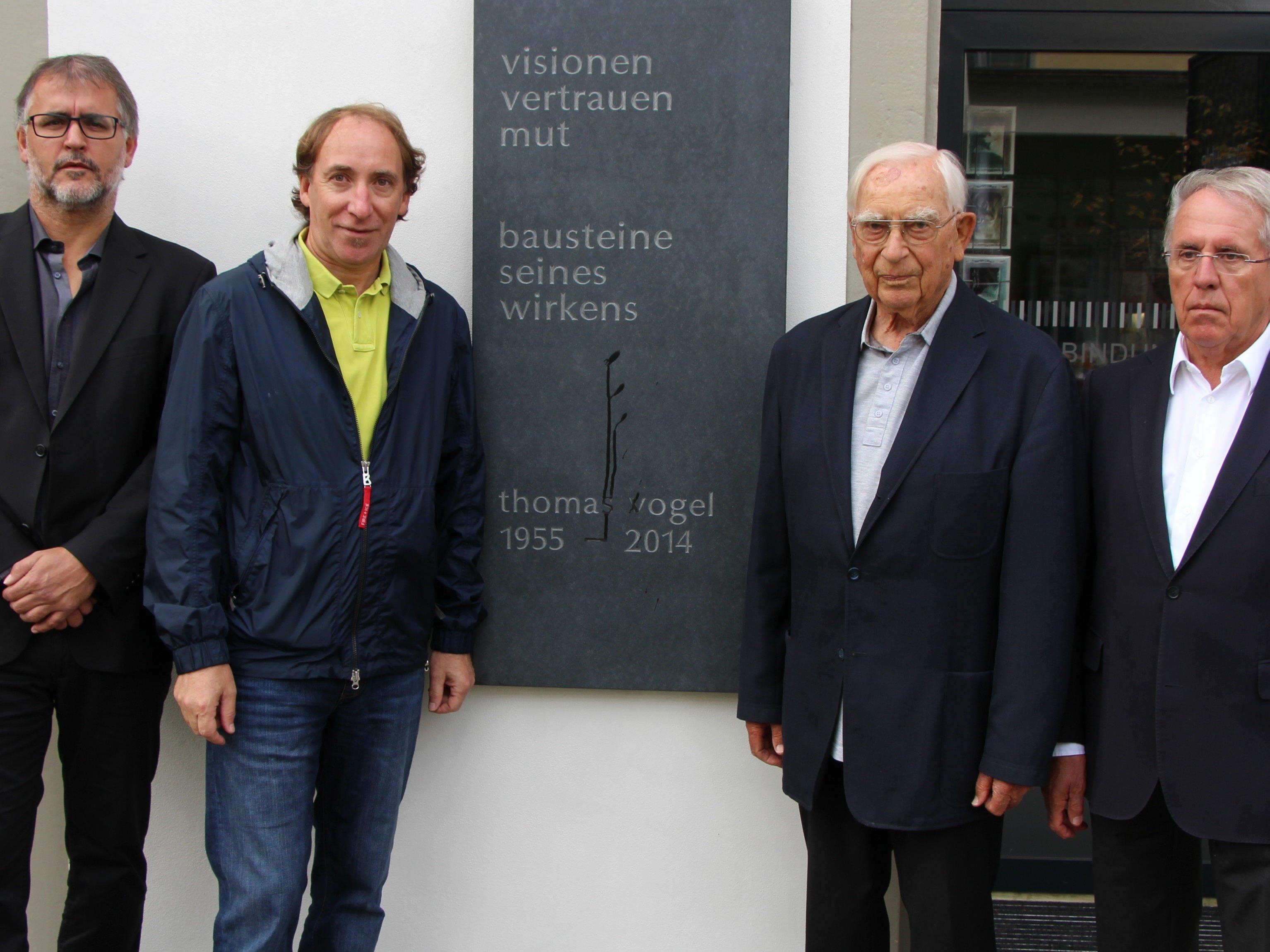 Peter Hämmerle, Johannes Rauch, Pater Alex Blöchlinger und Günter Lampert vor der Gedenktafel für Thomas Vogel.