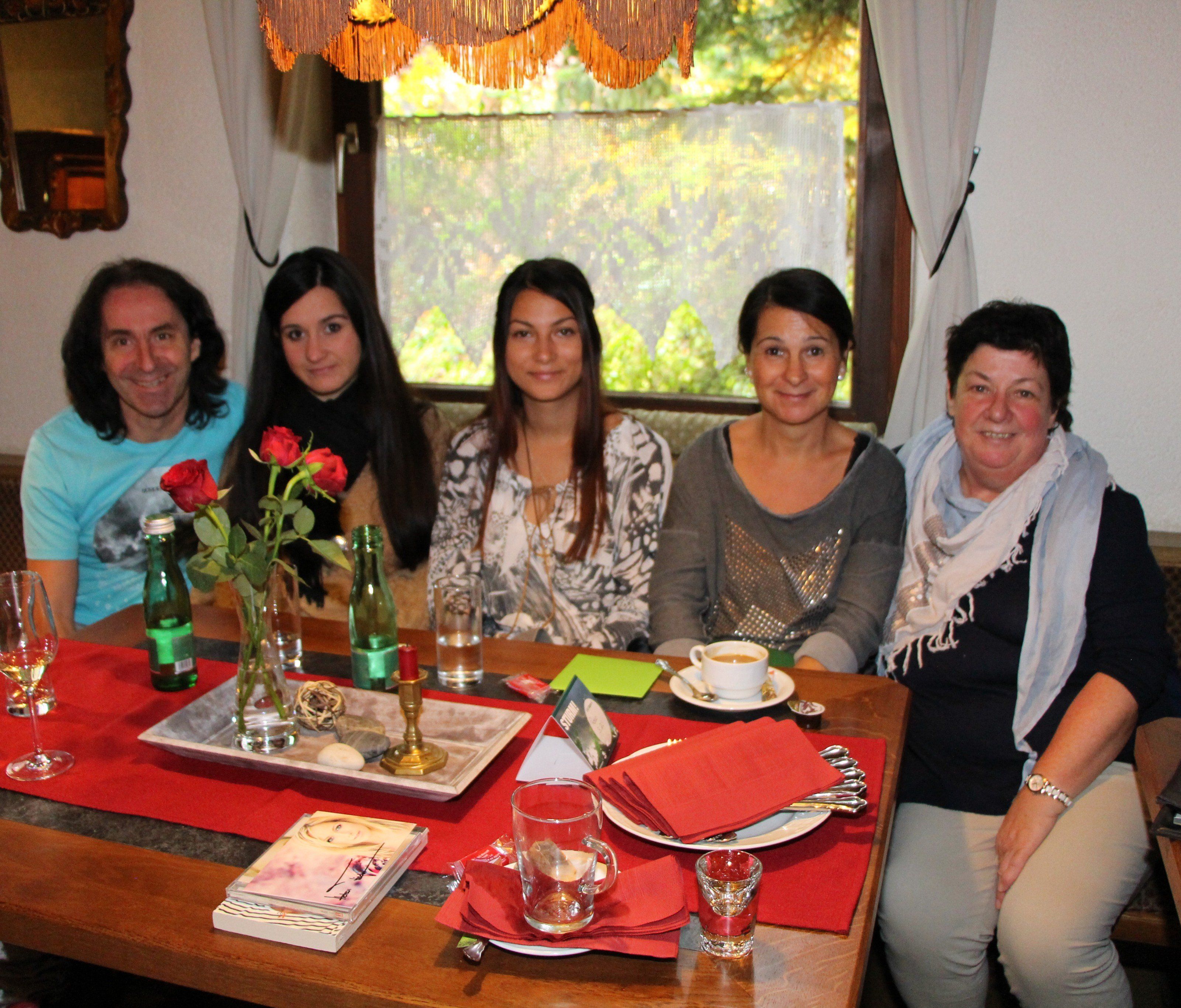 Joe Fritsche und Waltraud Hauser mit Jaqueline, Michelle und Alexandra Biedermann-Hummer. Joe Fritsche und Waltraud Hauser mit Jaqueline, Michelle und Alexandra Biedermann-Hummer.