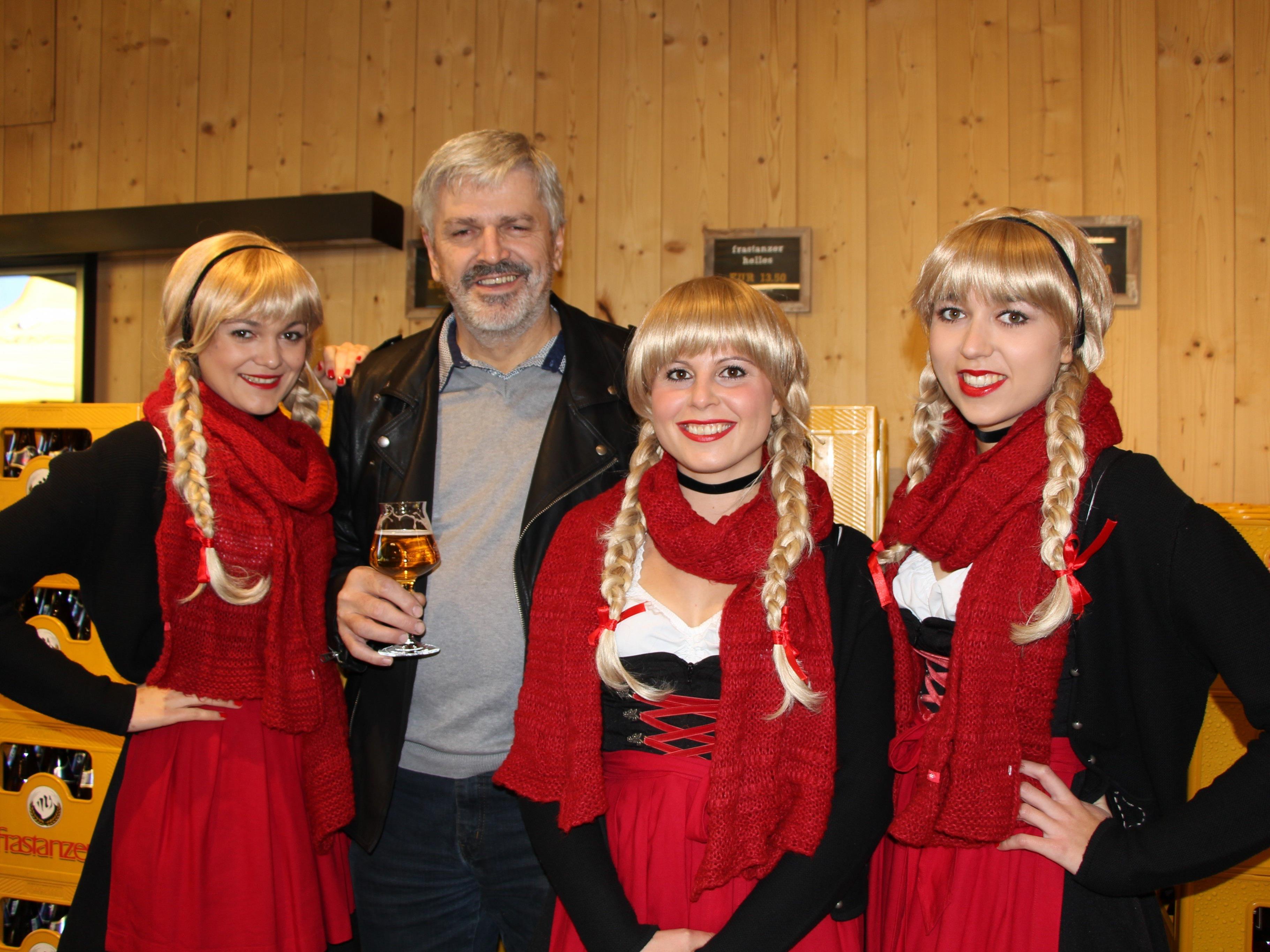 Jörg Kanig auf der Eröffnungsfeier mit den "Drei Schwestern"
