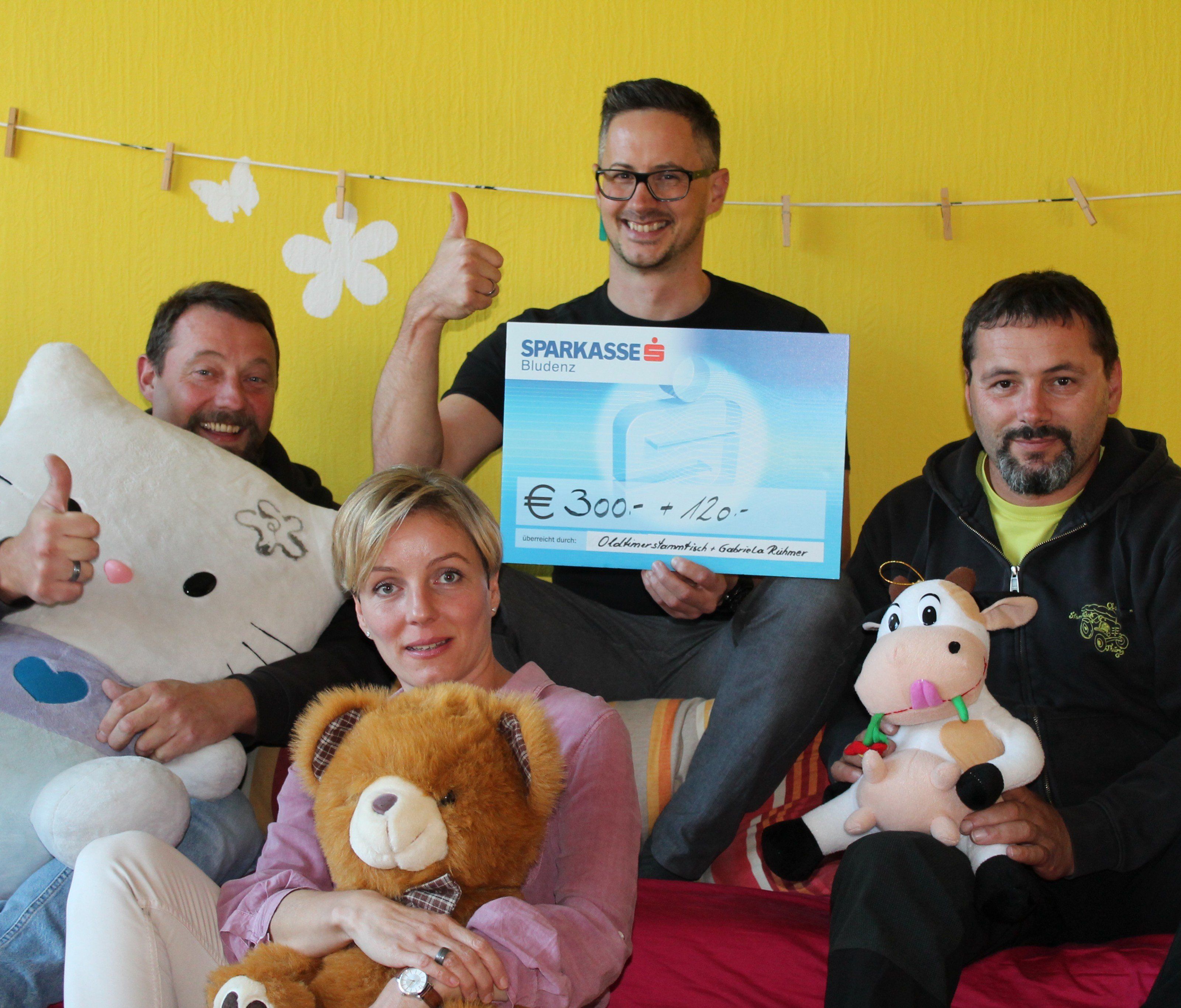 Simone, Peter & Manfred machten Schnägghüsle Obmann Hannes eine große Freude! Simone, Peter & Manfred machten Schnägghüsle Obmann Hannes eine große Freude!