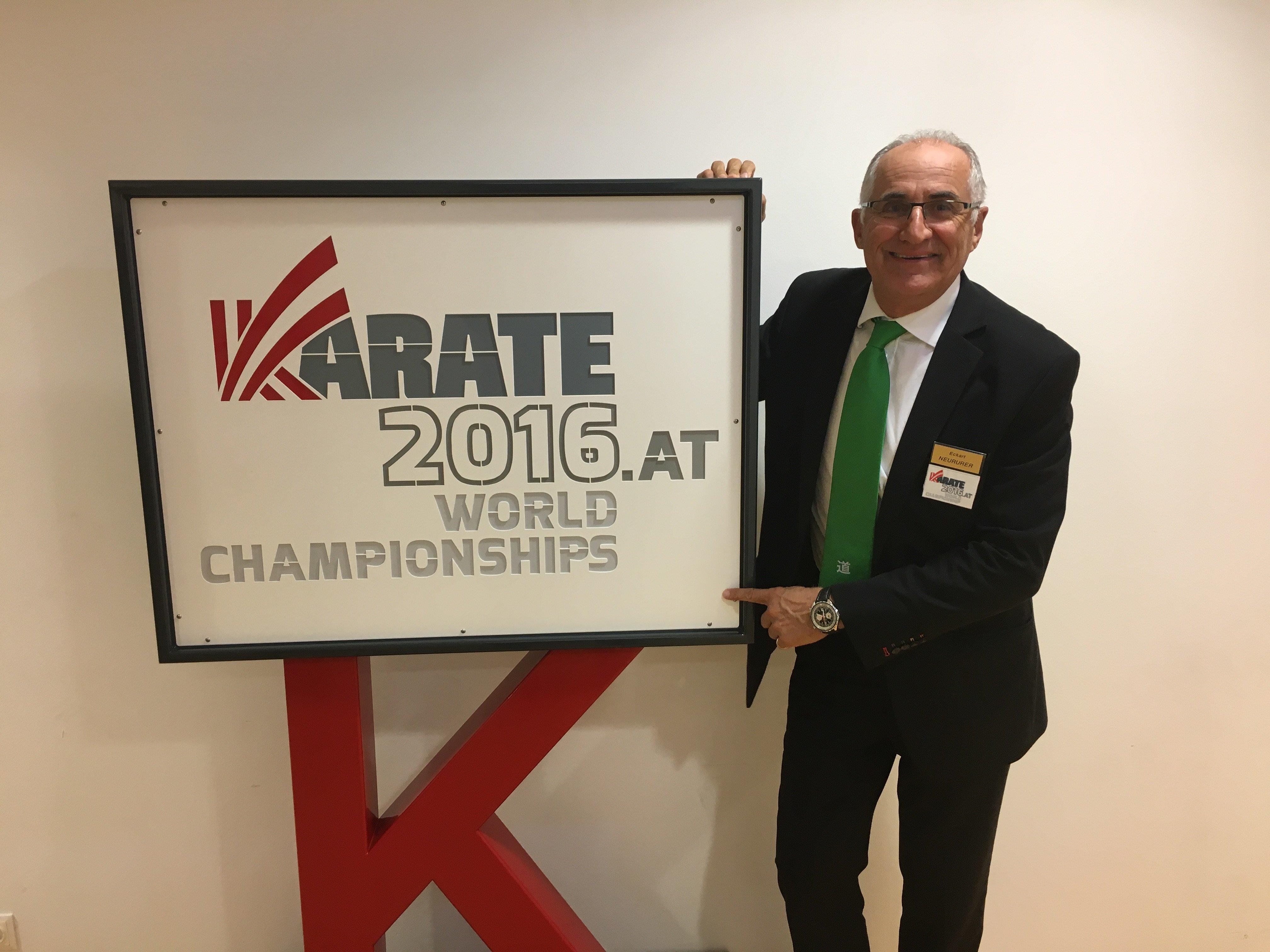 Eckart Neururer bei der Vorbereitung der Karate-WM in Linz
