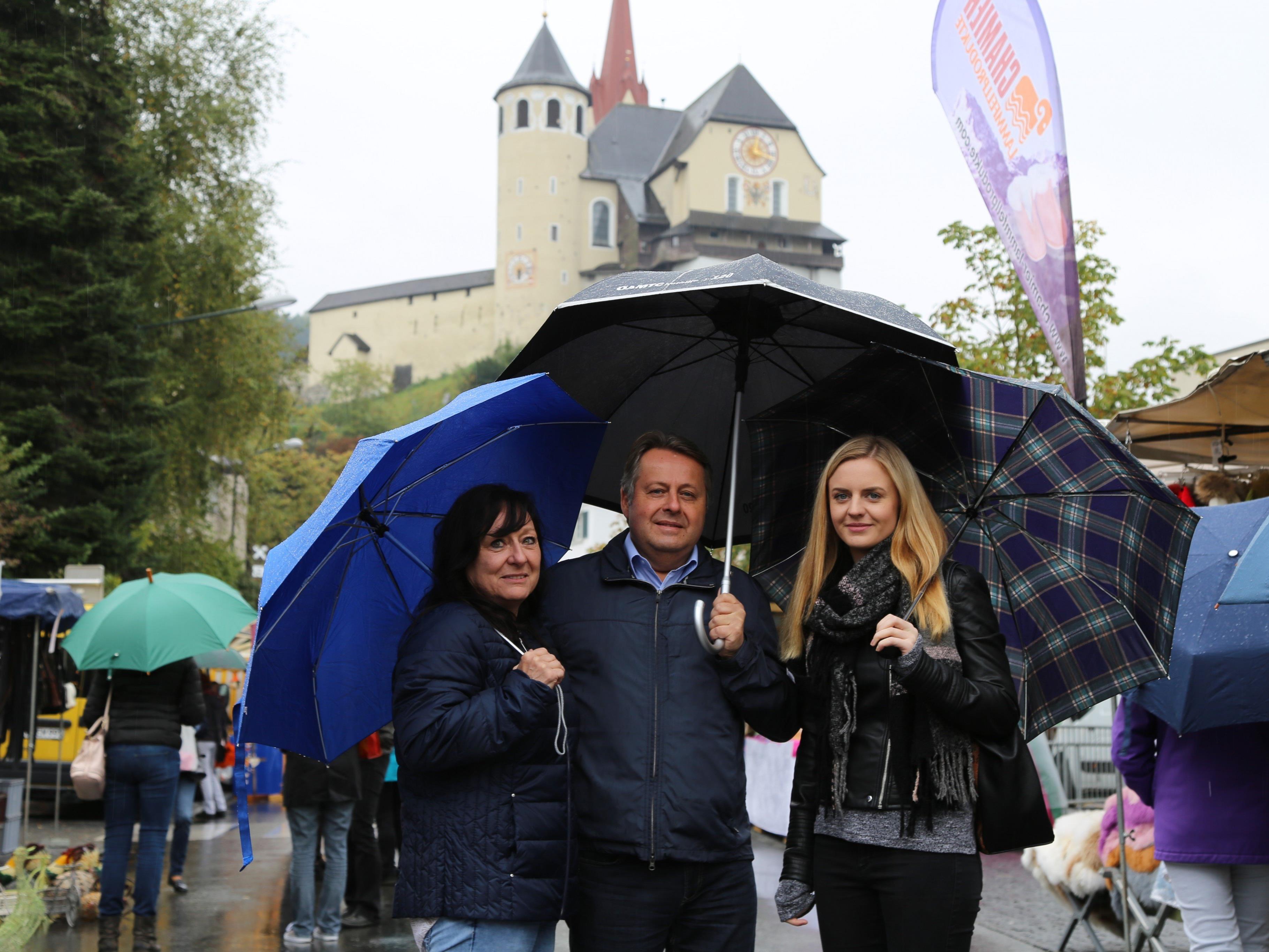 Gut eingepackt ging es zum Rankler Herbstmarkt: Manuela und Tina Strining mit Werner Pendl.