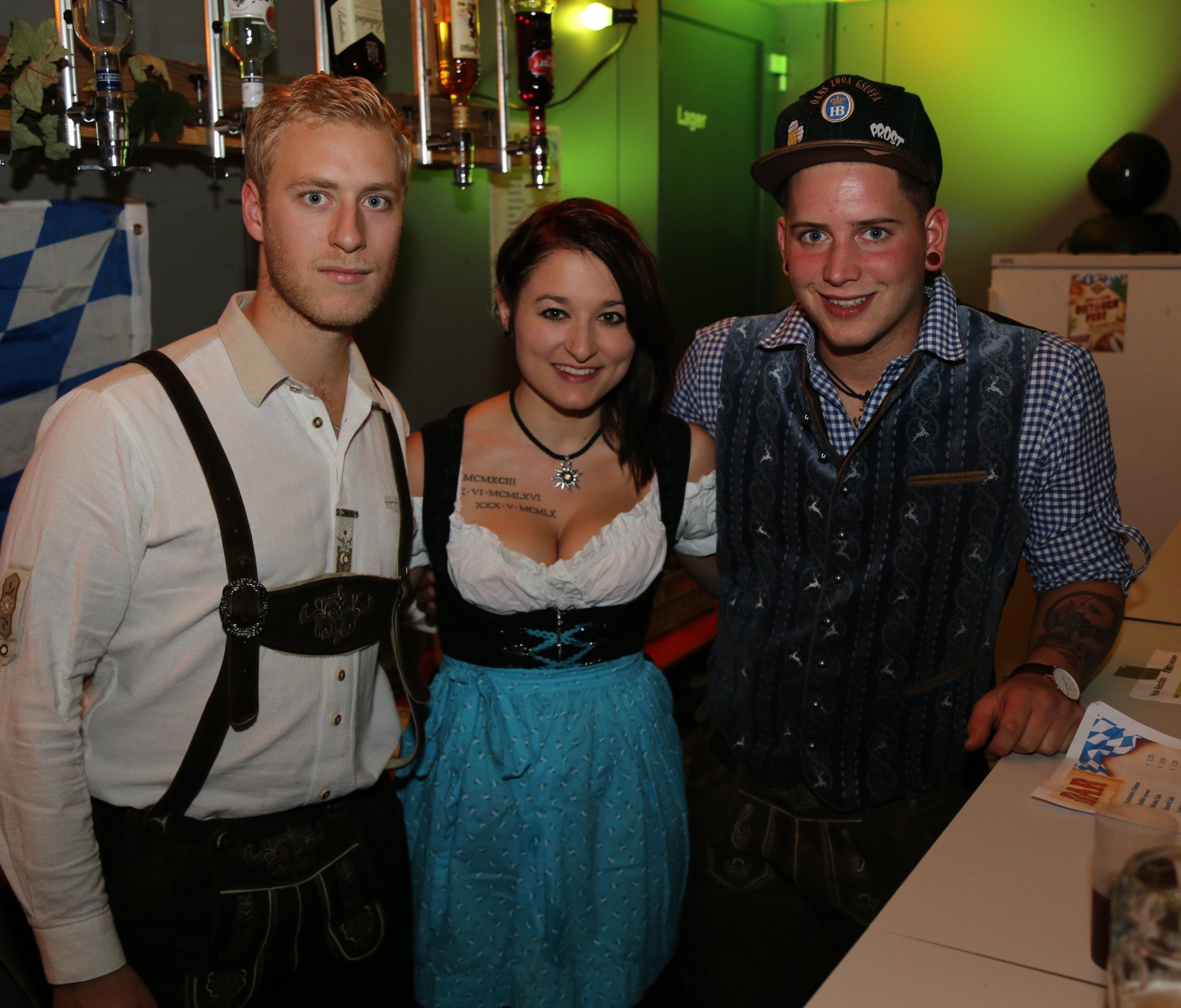 Mit Stimmungshits, Weißwurst, Brez’n und Bier verwandelte sich das Clubheim in eine stilechte „Theresienwiese“. Mit Stimmungshits, Weißwurst, Brez’n und Bier verwandelte sich das Clubheim in eine stilechte „Theresienwiese“.