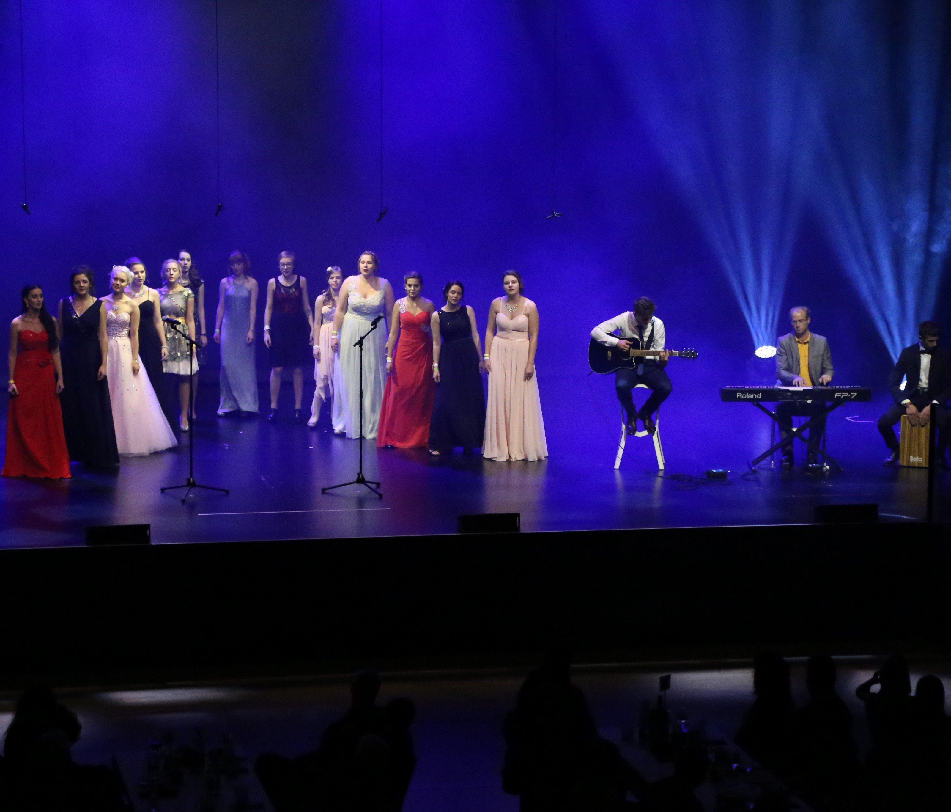 Mit einer musikalischer Einlage verabschiedete sich die Schüler der Abschlussklassen. Mit einer musikalischer Einlage verabschiedete sich die Schüler der Abschlussklassen.