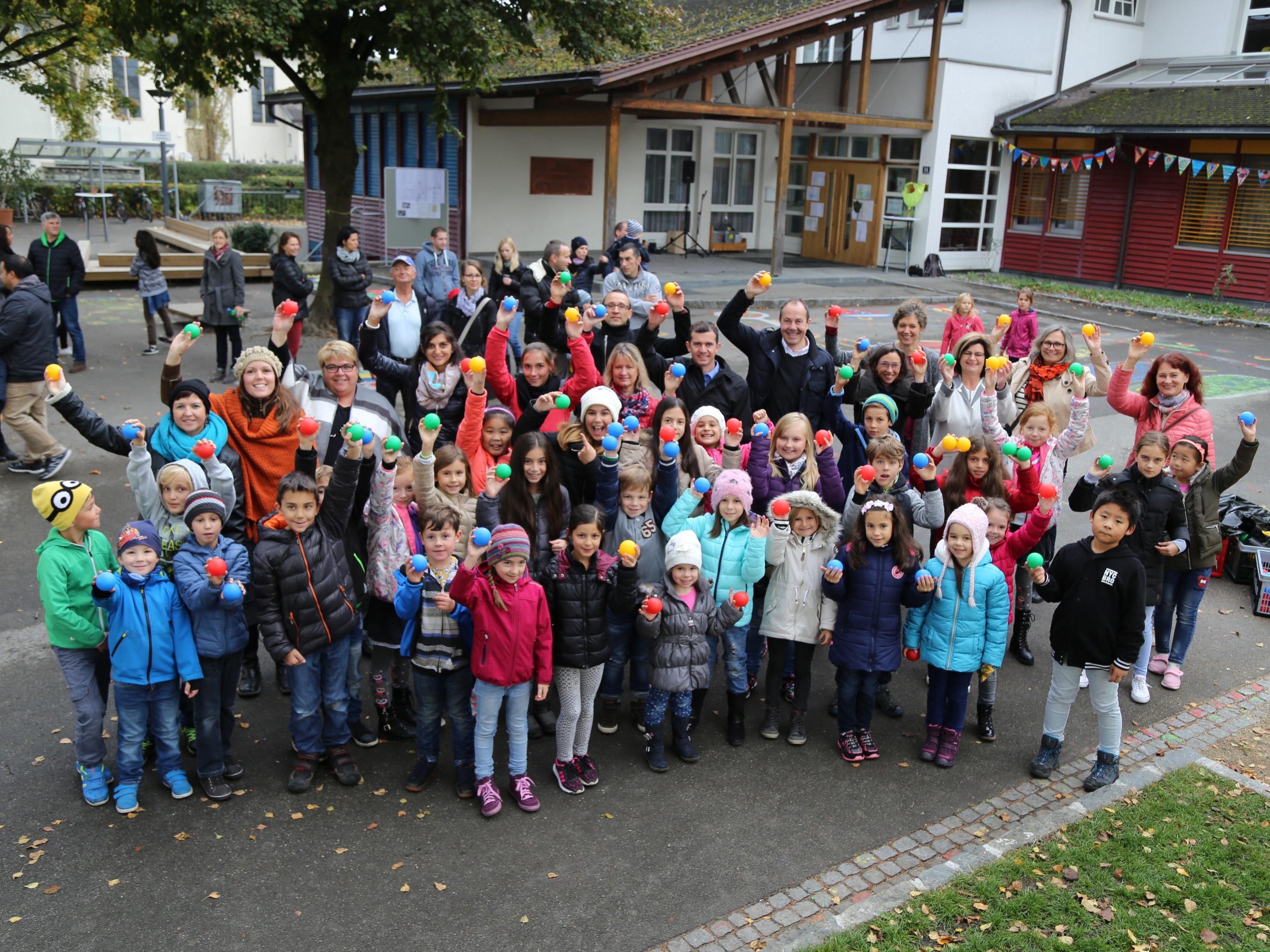 DIe 70 Schüler der Volksschule Rankweil-Brederis freuen sich über ihren neuen Pausenhof.