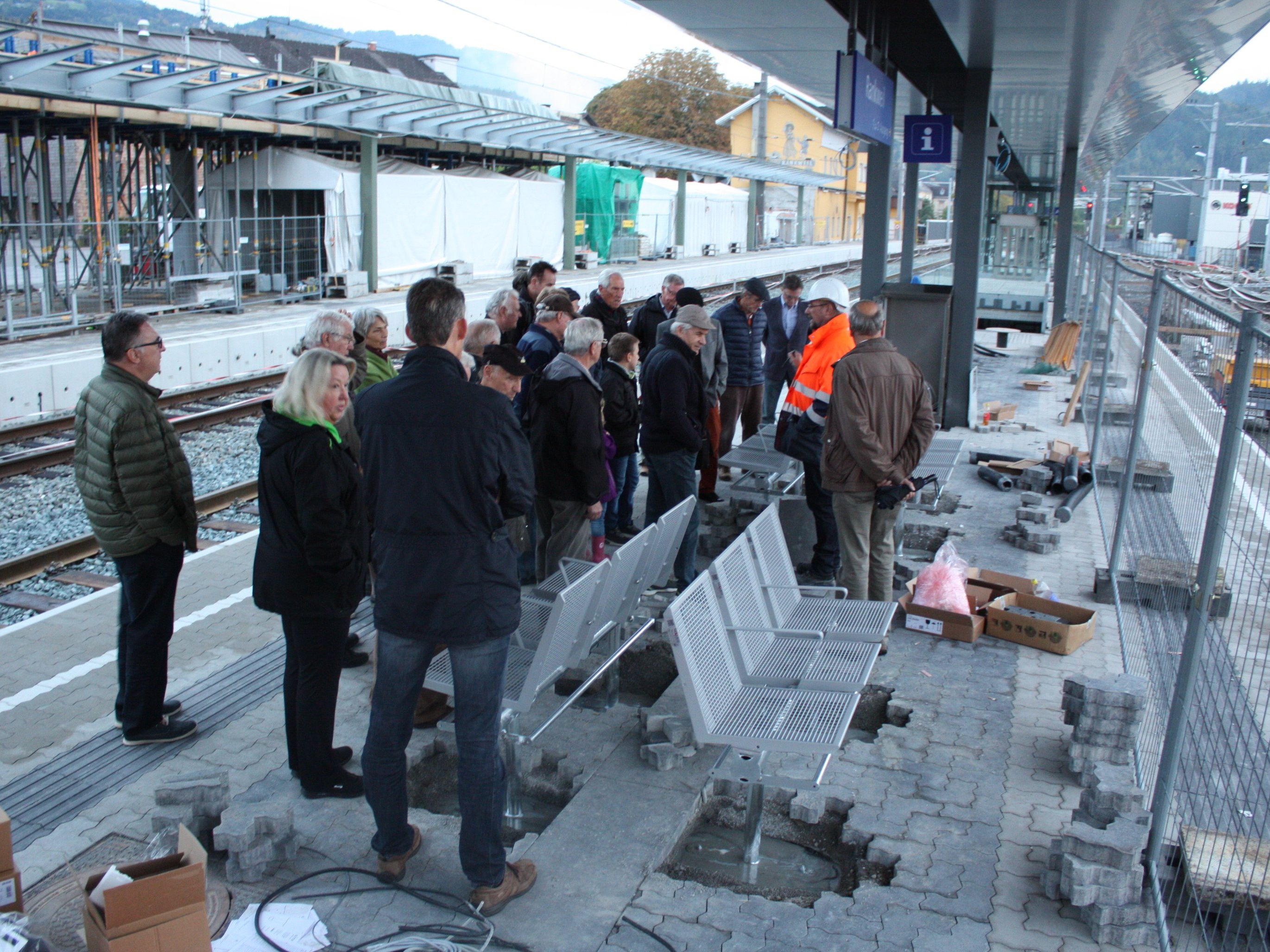 Bei einer öffentlichen Baustellenbegehung wurde über den aktuellen Stand der Bauarbeiten informiert. Bei einer öffentlichen Baustellenbegehung wurde über den aktuellen Stand der Bauarbeiten informiert.
