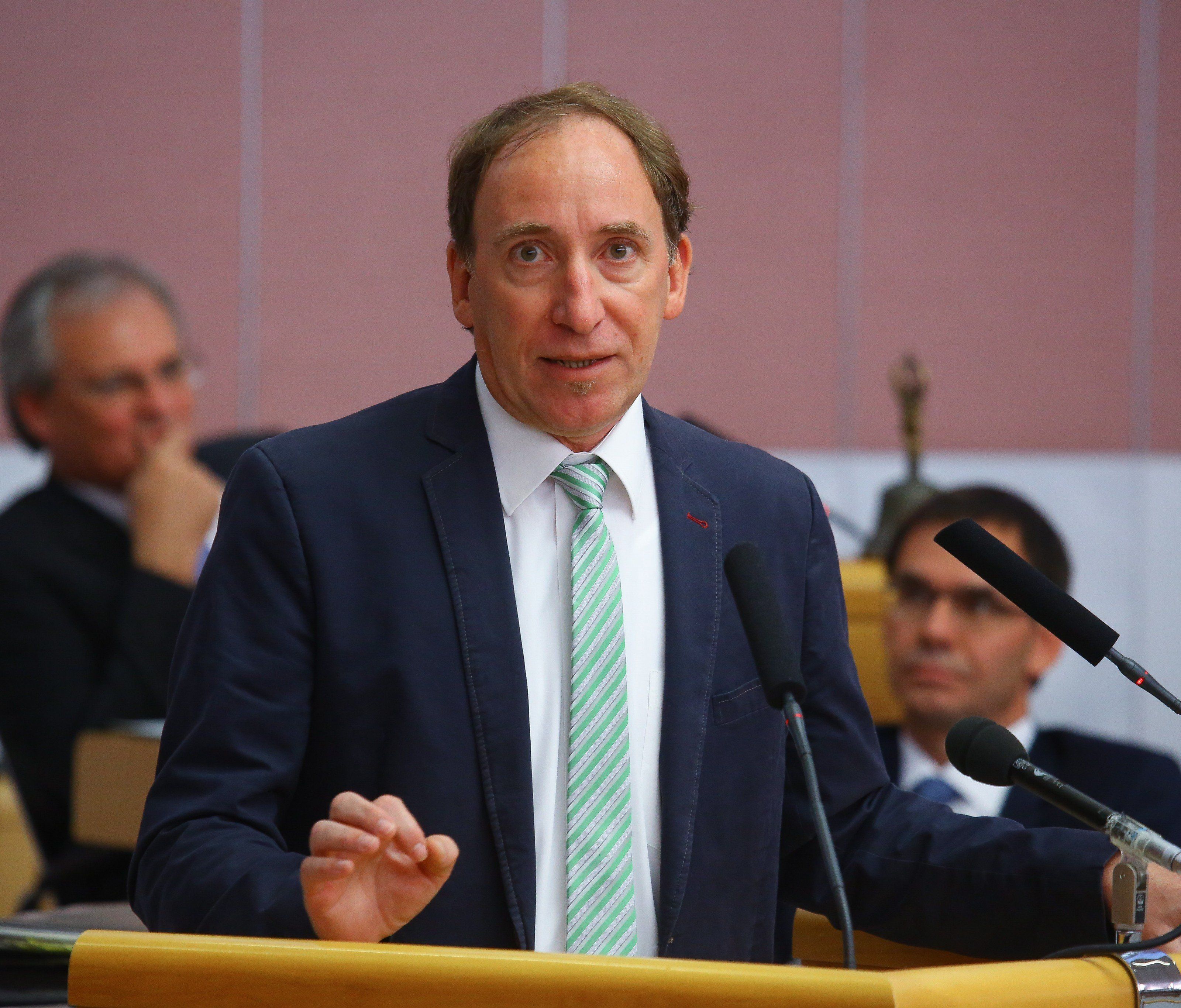 Vorarlbergs Umweltlandesrat Johannes Rauch hat den Widerstand gegen das Paket von Umweltminister Rupprechter initiiert. Vorarlbergs Umweltlandesrat Johannes Rauch hat den Widerstand gegen das Paket von Umweltminister Rupprechter initiiert.