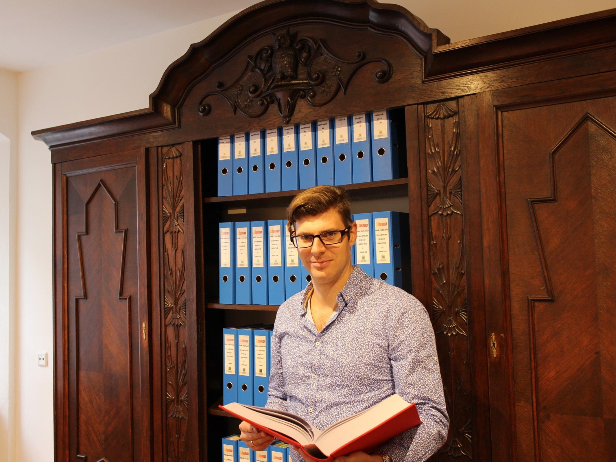 Diözesanarchivar Michael Fliri freut sich, dass nun in der Herrengasse 6 ein eigenes Carl Lampert Archiv Platz finden kann.