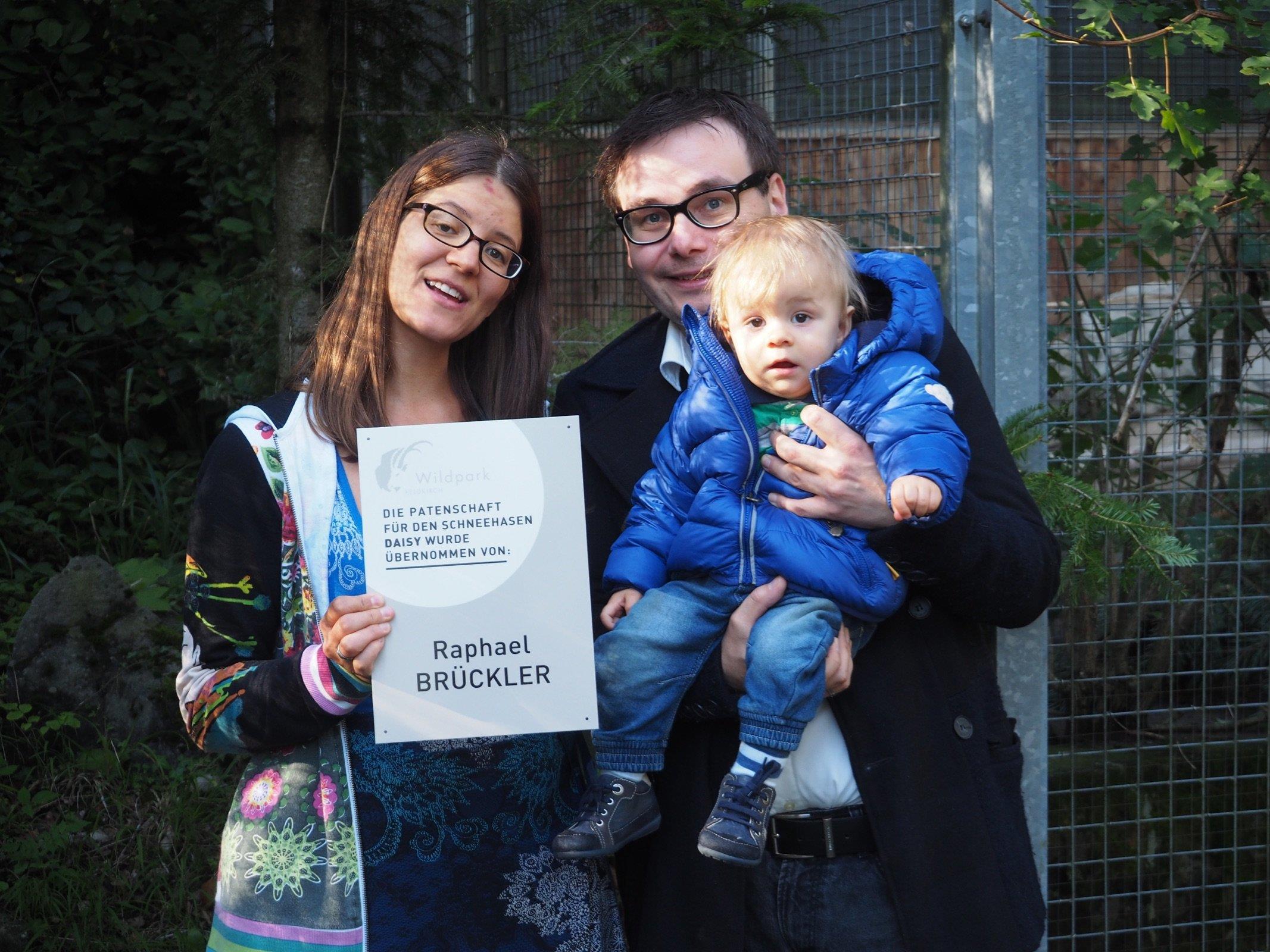 Papa Stephan und Mama Barbara Brückler mit dem einjährigen Raphael, welcher nun der jüngste Tierpate des Wildparks ist.