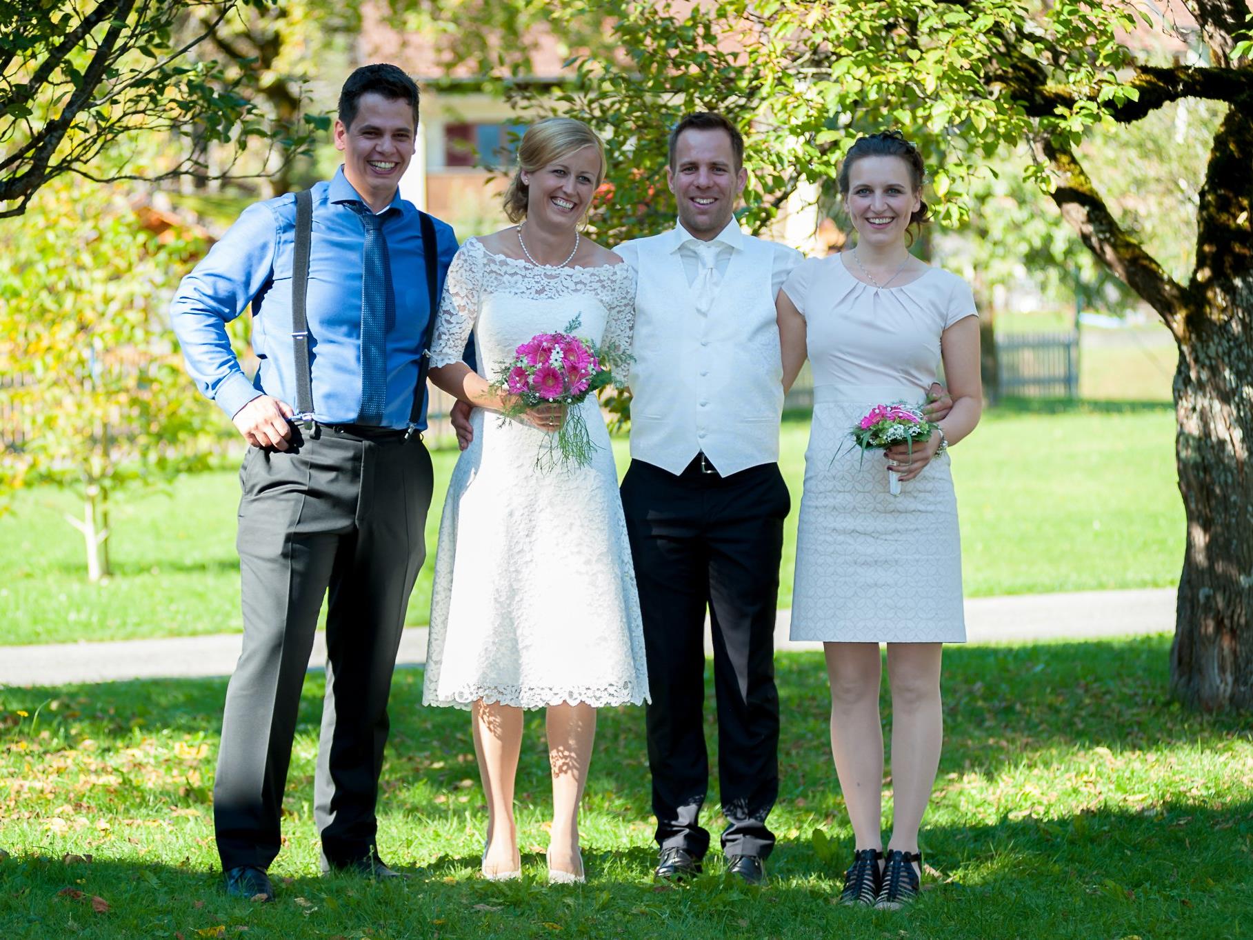Das glückliche Brautpaar posiert für den Fotografen.