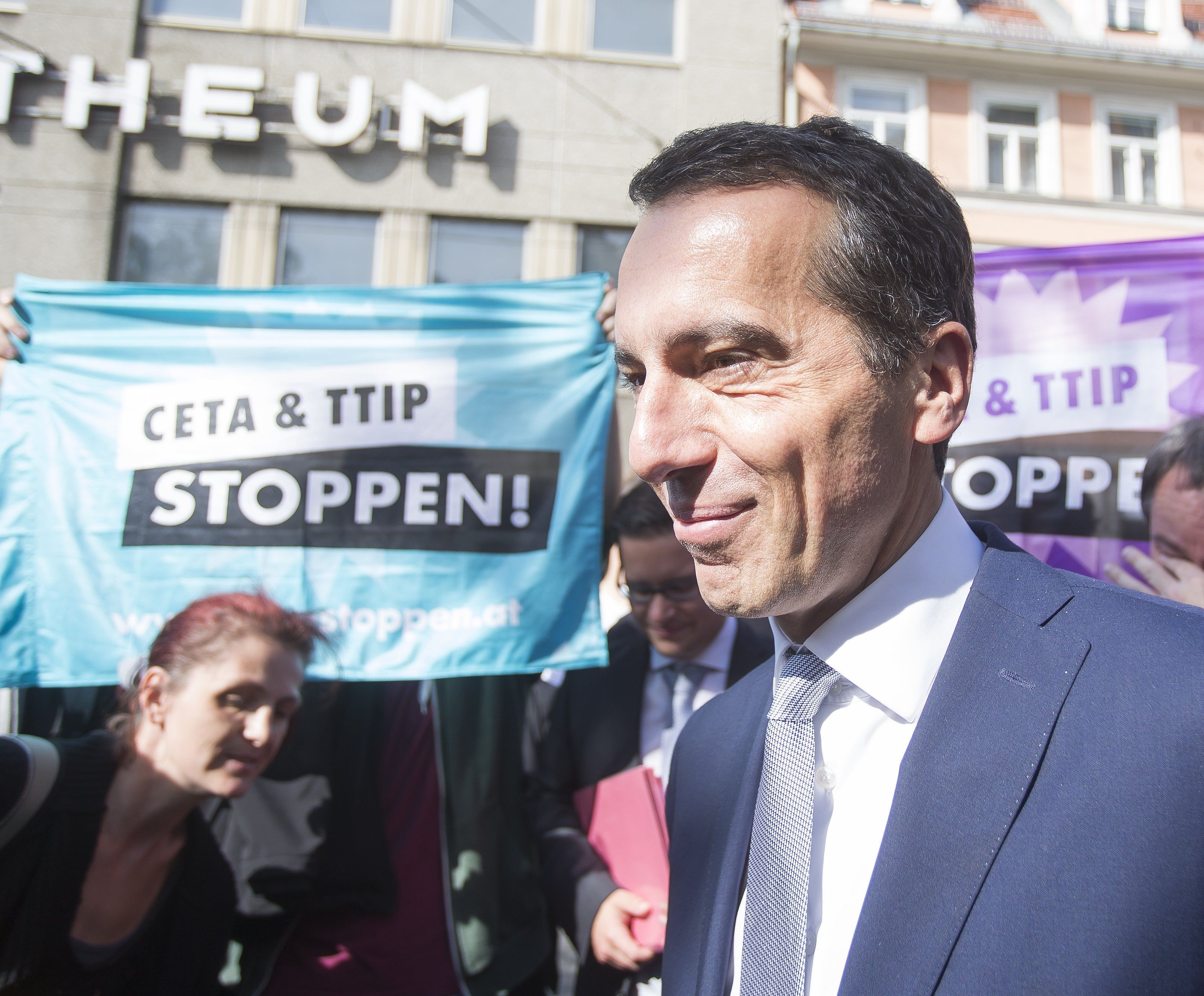 Christian Kern hat mit Bedingungen grünes Licht für CETA gegeben. Christian Kern hat mit Bedingungen grünes Licht für CETA gegeben.