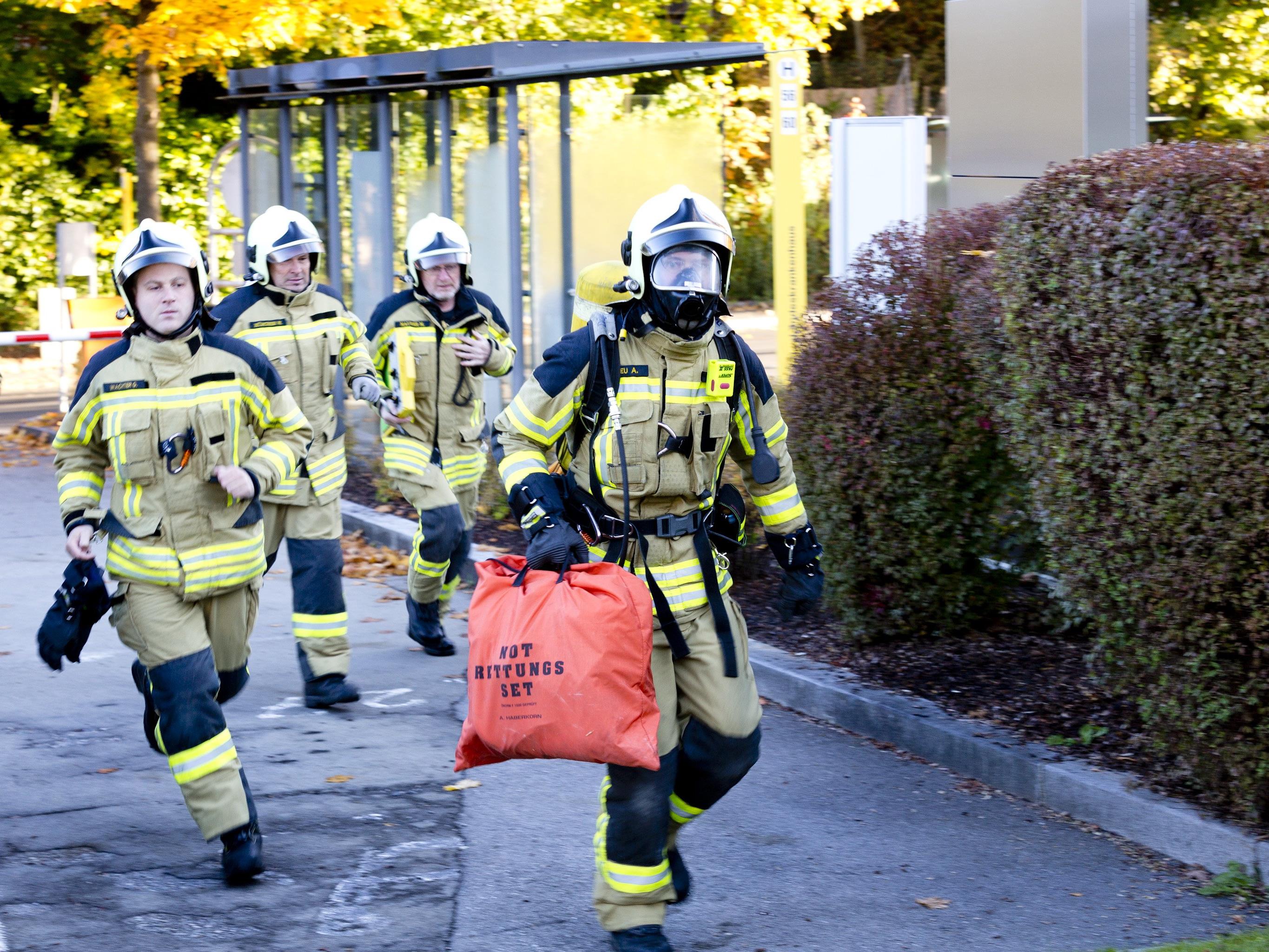Zum Glück nur eine Übung: Feuerwehrmänner stürmen ins LKH Feldkirch.