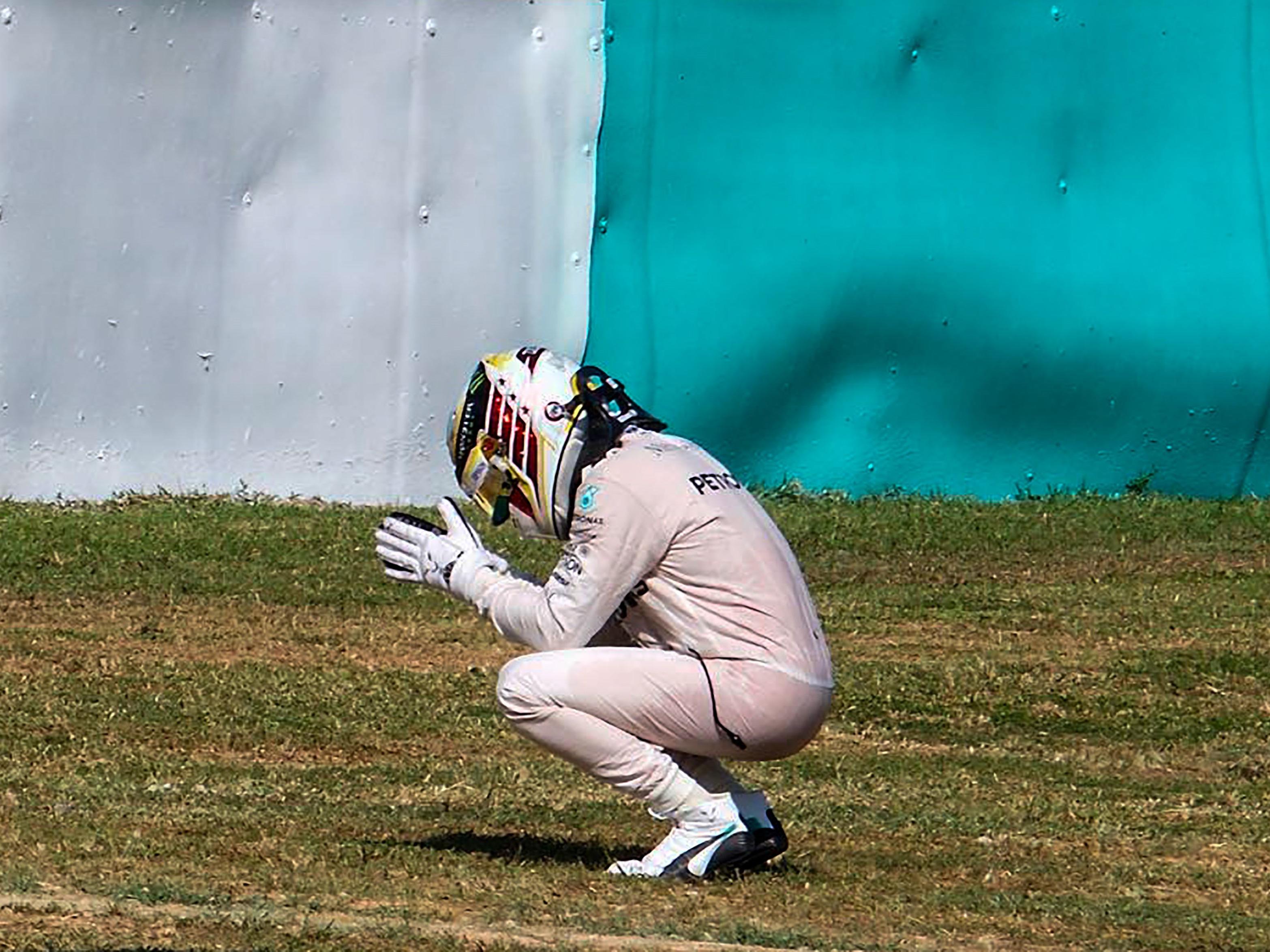 Lewis Hamilton am Boden nach seinem Aus in Malaysia.