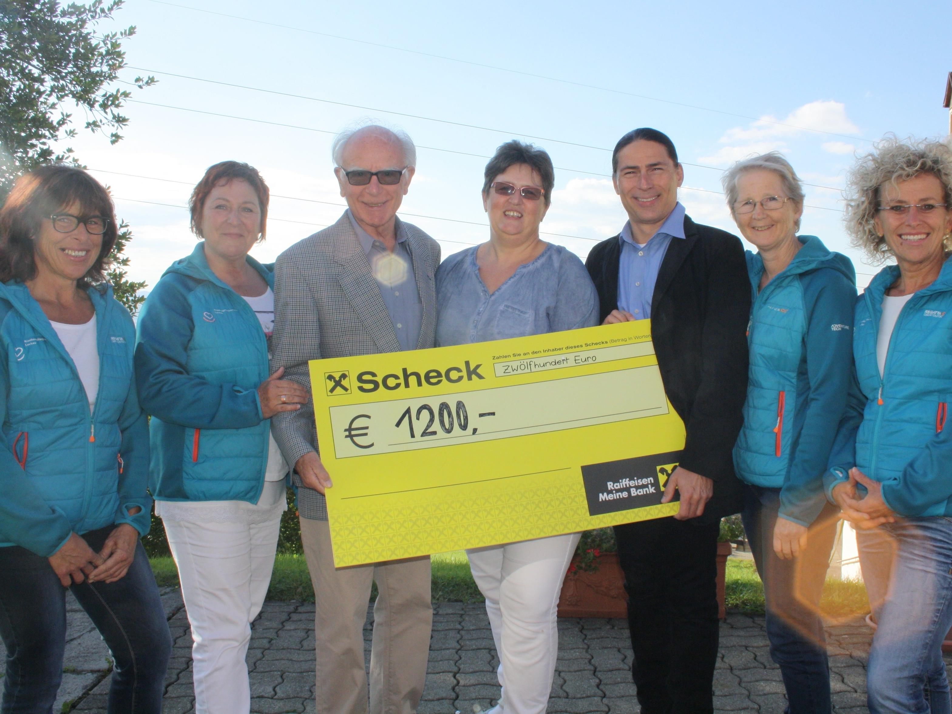 Egon und Klaus Michler von der Lochauer Martin-Apotheke konnten stolze 1.200 Euro an den Krankenpflegeverein Lochau mit Obfrau Sabine Ill und dem Schwesternteam übergeben.
