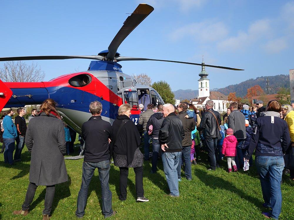 Nach der perfekten Landung auf der Schulwiese stand beim „G’sund & sicher Informationstag“ in Lochau die Besichtigung des Polizeihubschraubers im Mittelpunkt des allgemeinen Interesses.